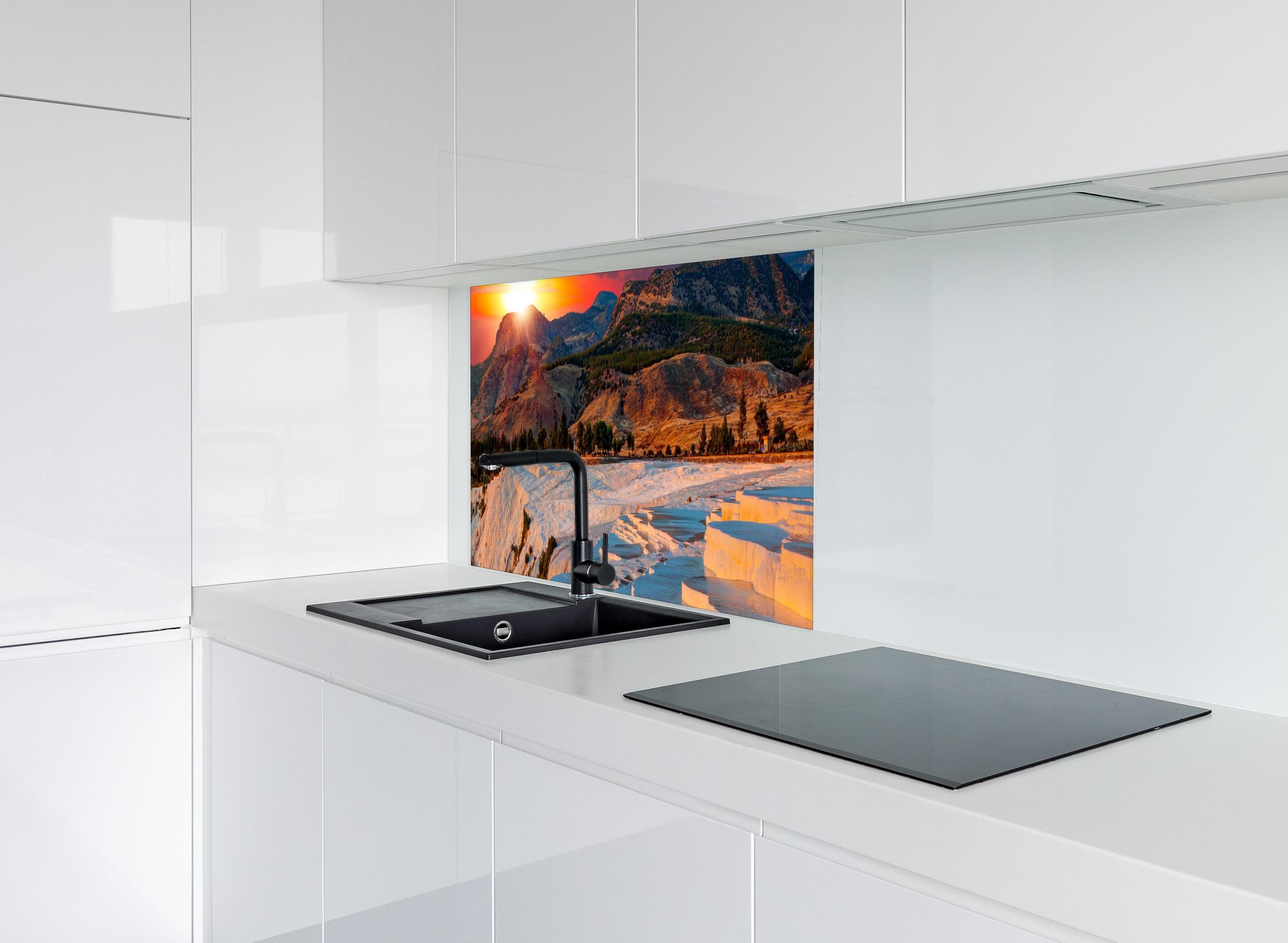 Spritzschutz - Travertinbecken in Pamukkale am Abend hinter modernem schwarz-matten Spülbecken in weißer Hochglanz-Küche