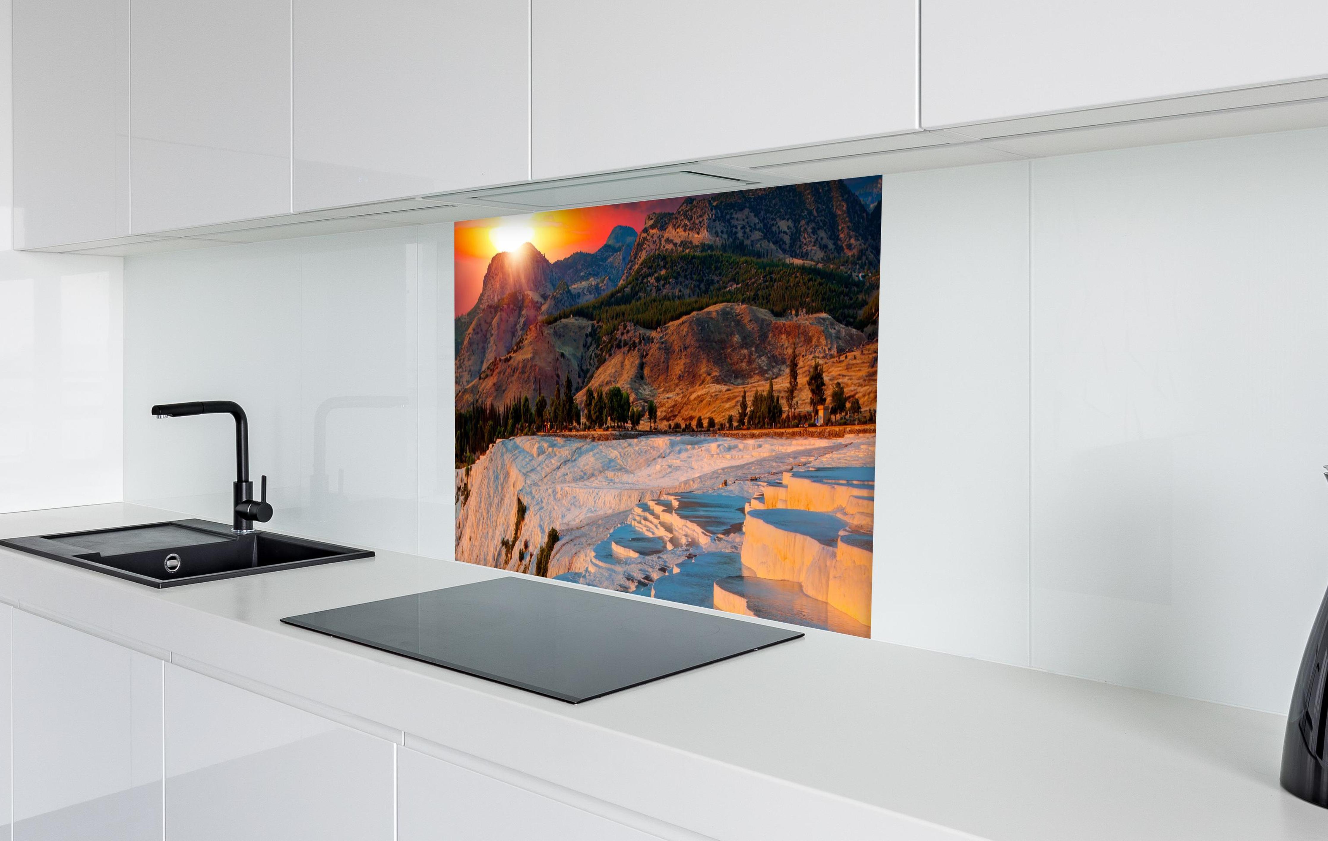 Spritzschutz - Travertinbecken in Pamukkale am Abend in weißer Hochglanz-Küche hinter einem Cerankochfeld