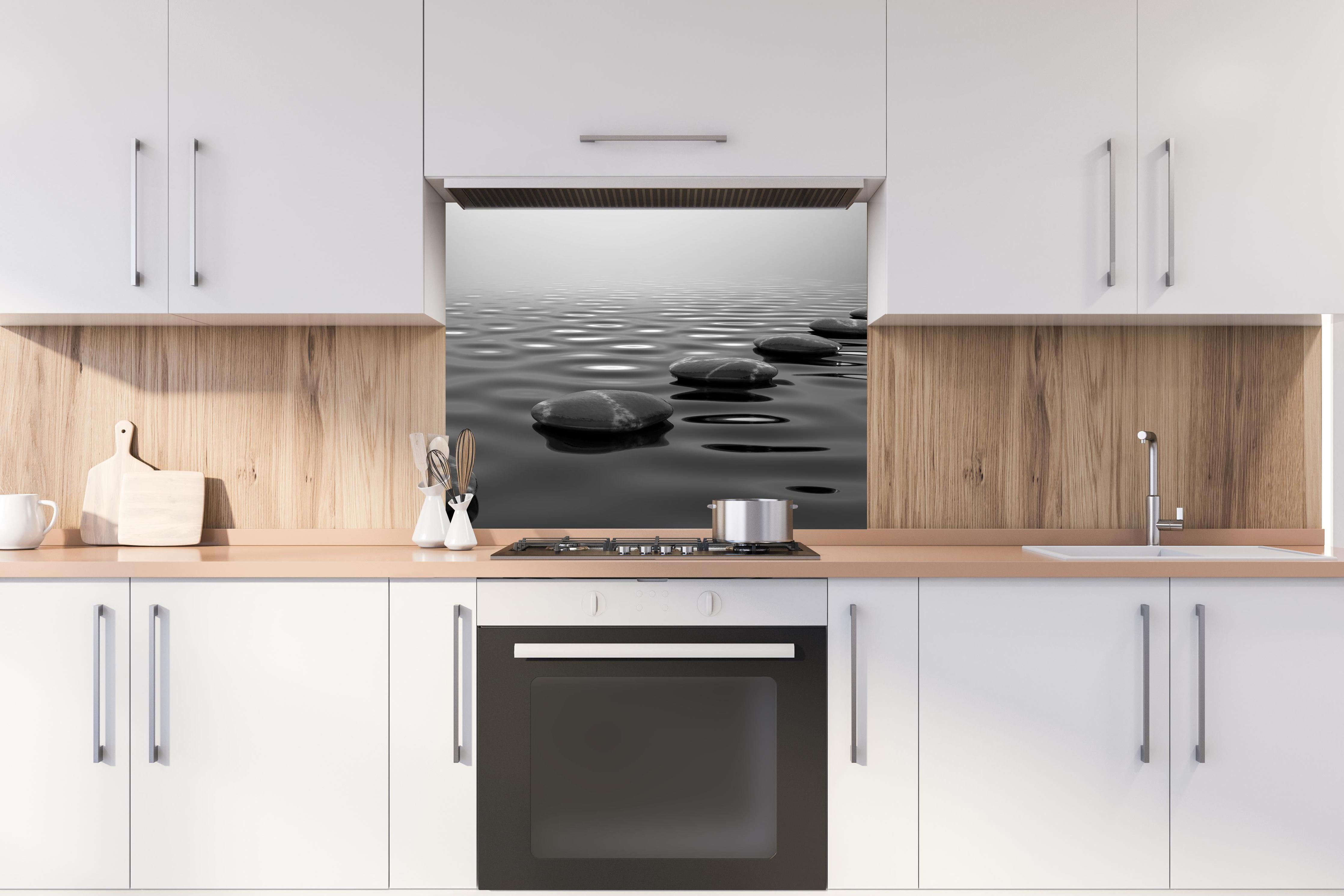 Spritzschutz - Trittstein hinter stilvollem Gasherd unter Dunstabzugshaube