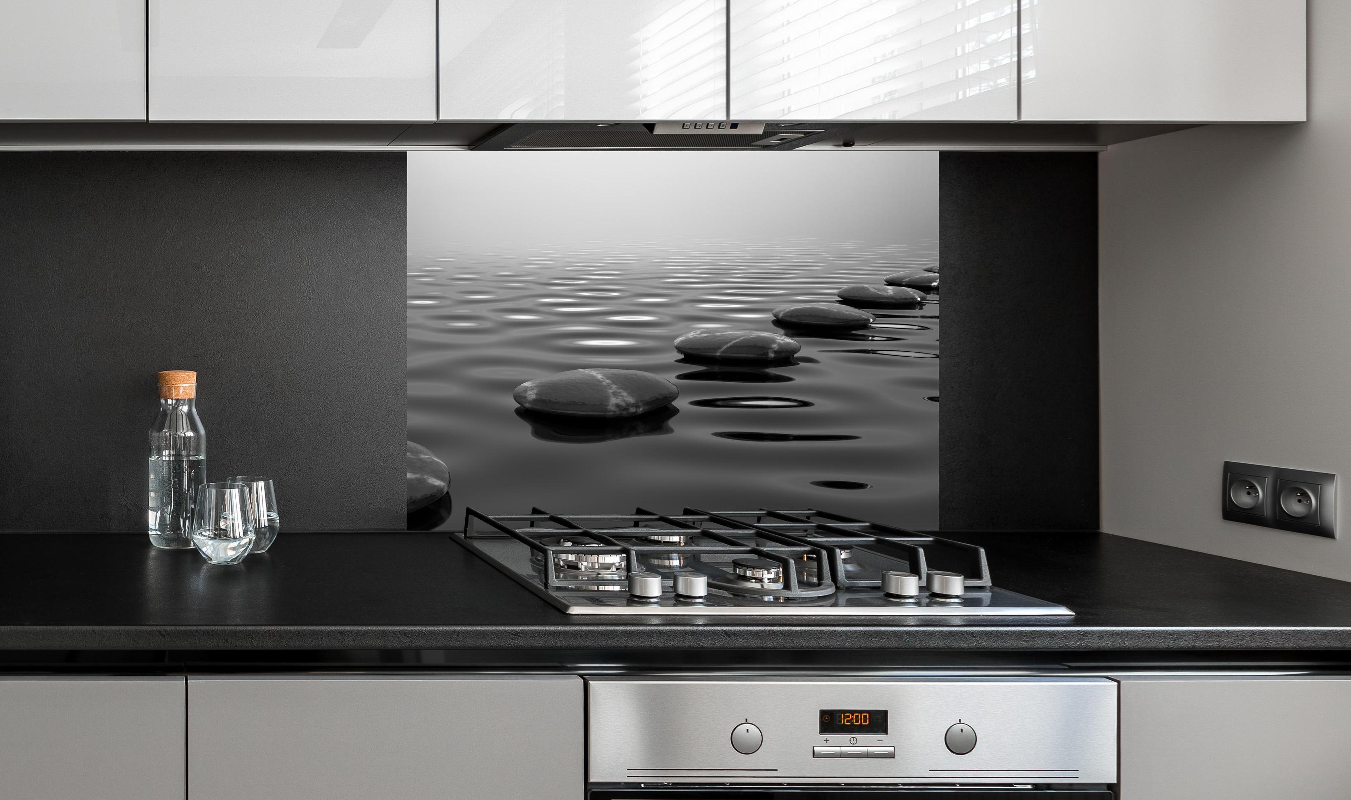 Spritzschutz - Trittstein an edler Anthrazit-Wand hinter silbernem Gasherd