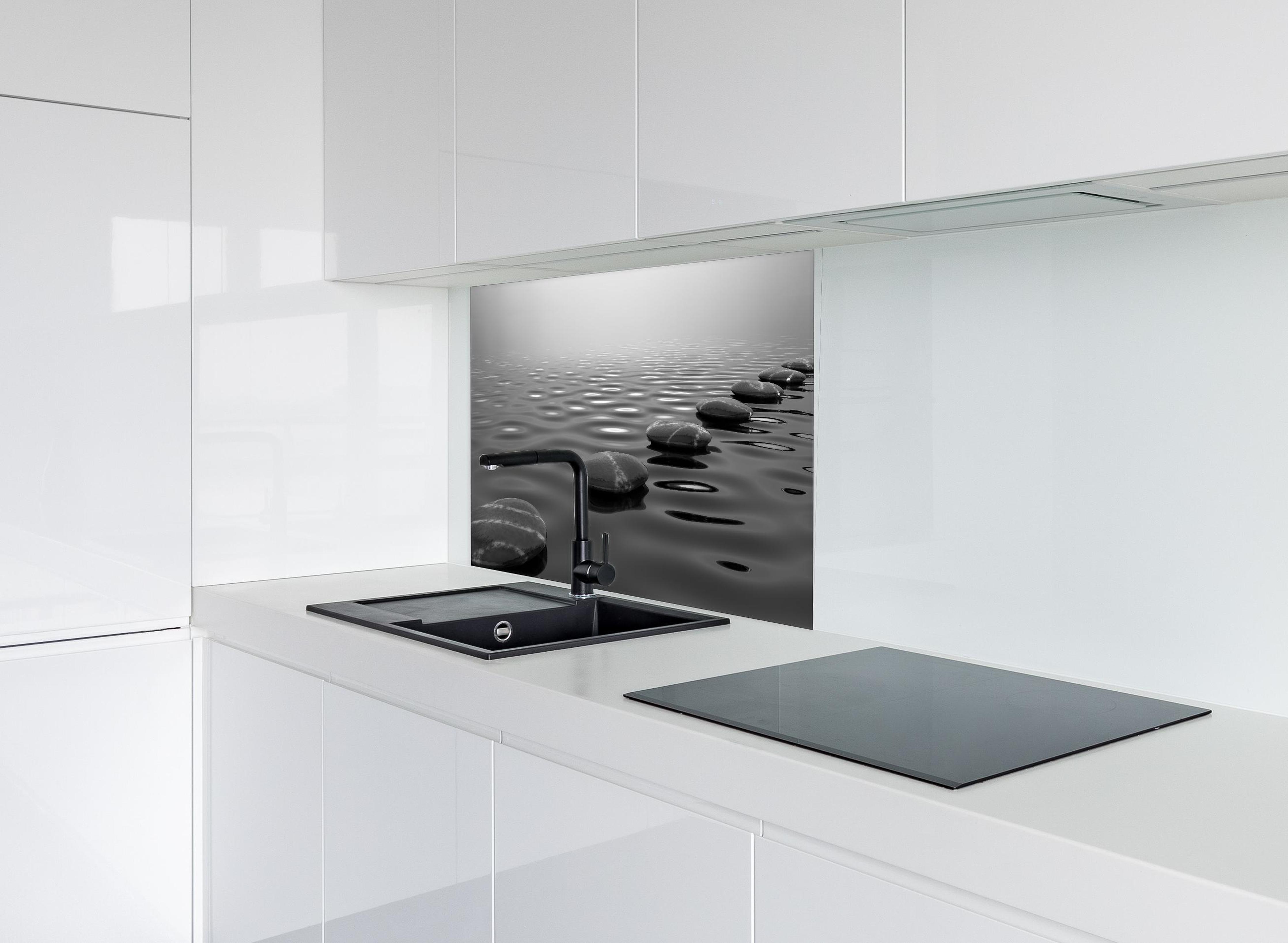 Spritzschutz - Trittstein hinter modernem schwarz-matten Spülbecken in weißer Hochglanz-Küche