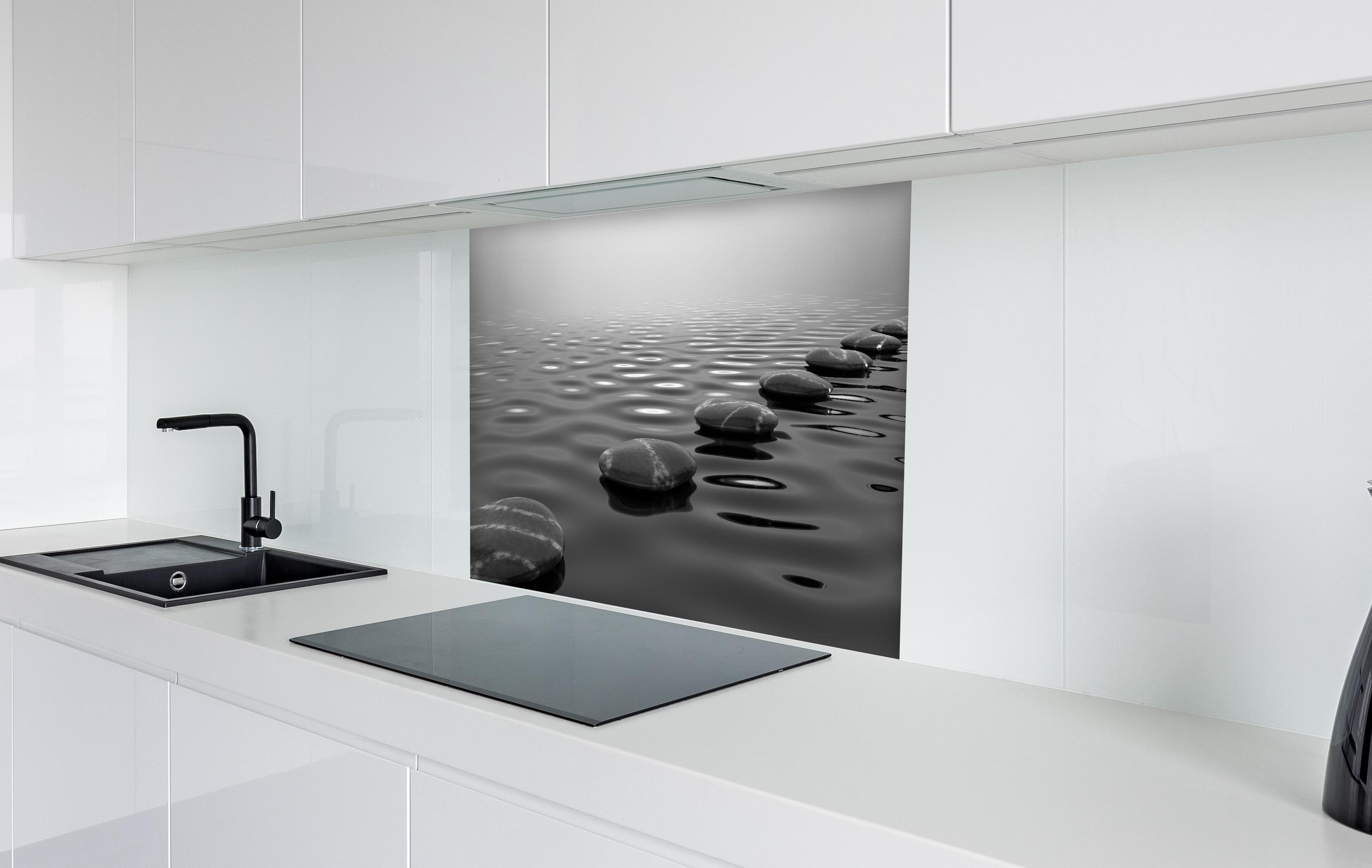 Spritzschutz - Trittstein in weißer Hochglanz-Küche hinter einem Cerankochfeld