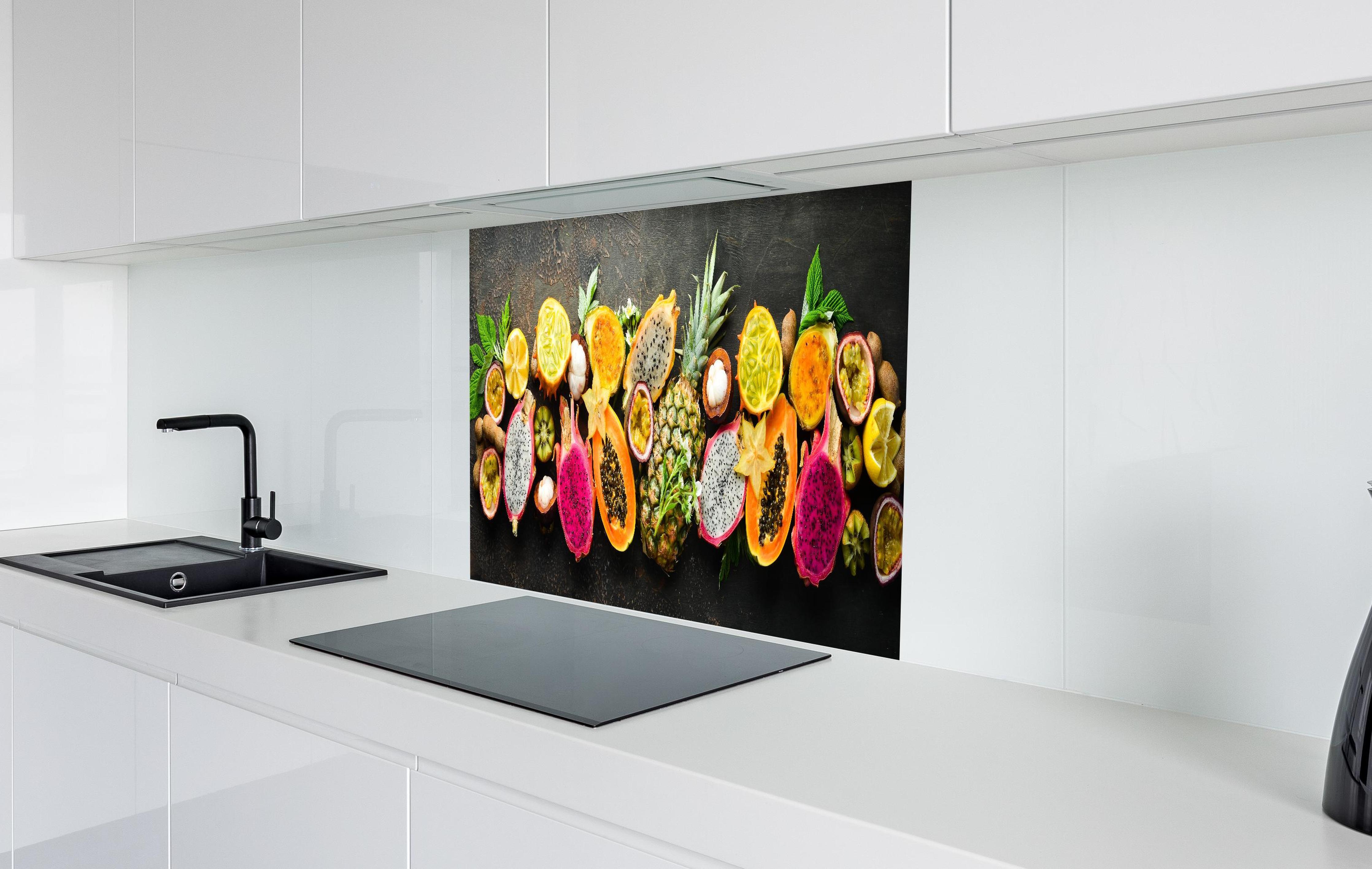 Spritzschutz - Tropische Früchte in weißer Hochglanz-Küche hinter einem Cerankochfeld
