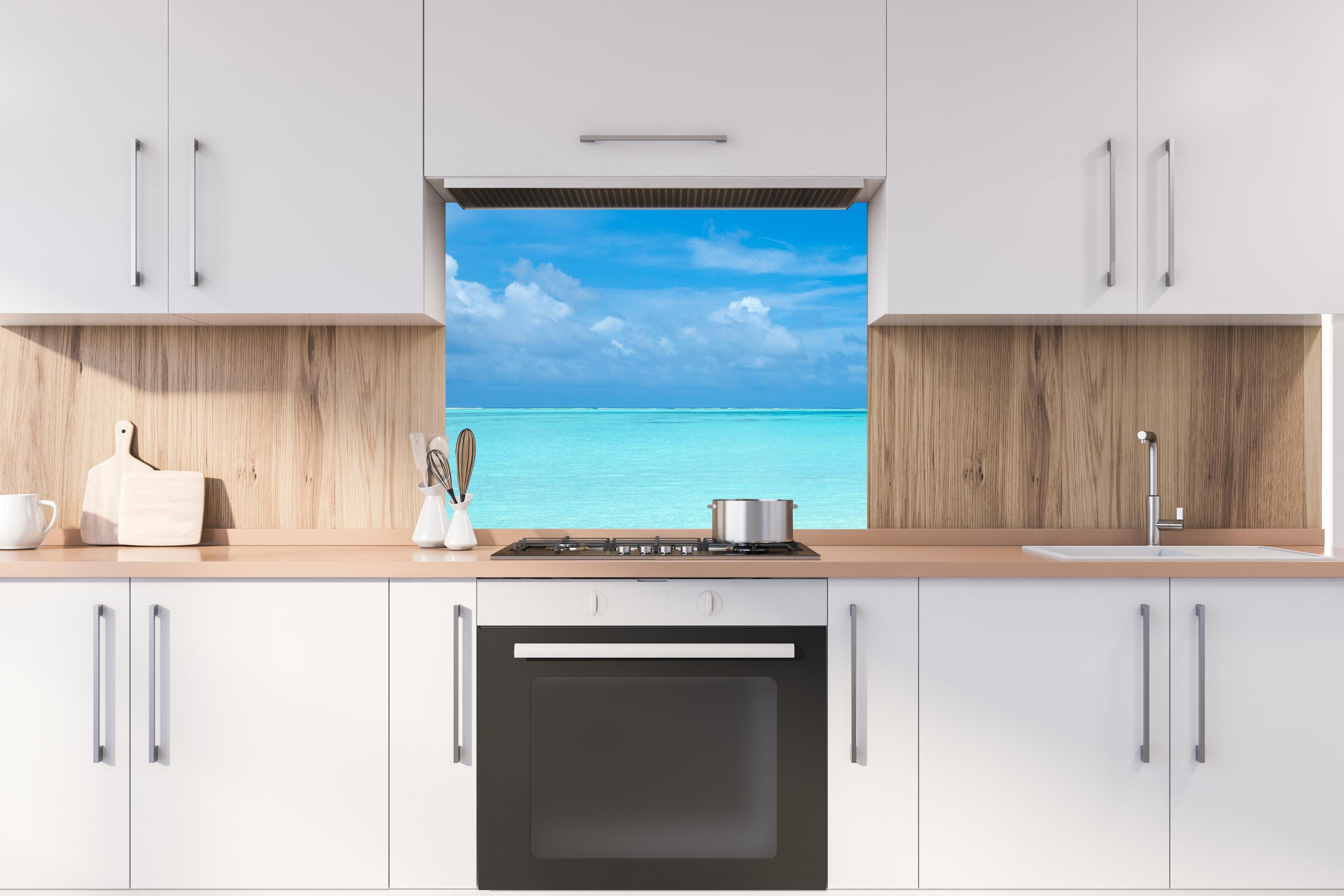 Spritzschutz - Tropische Malediveninsel mit weißem Sandstrand hinter stilvollem Gasherd unter Dunstabzugshaube