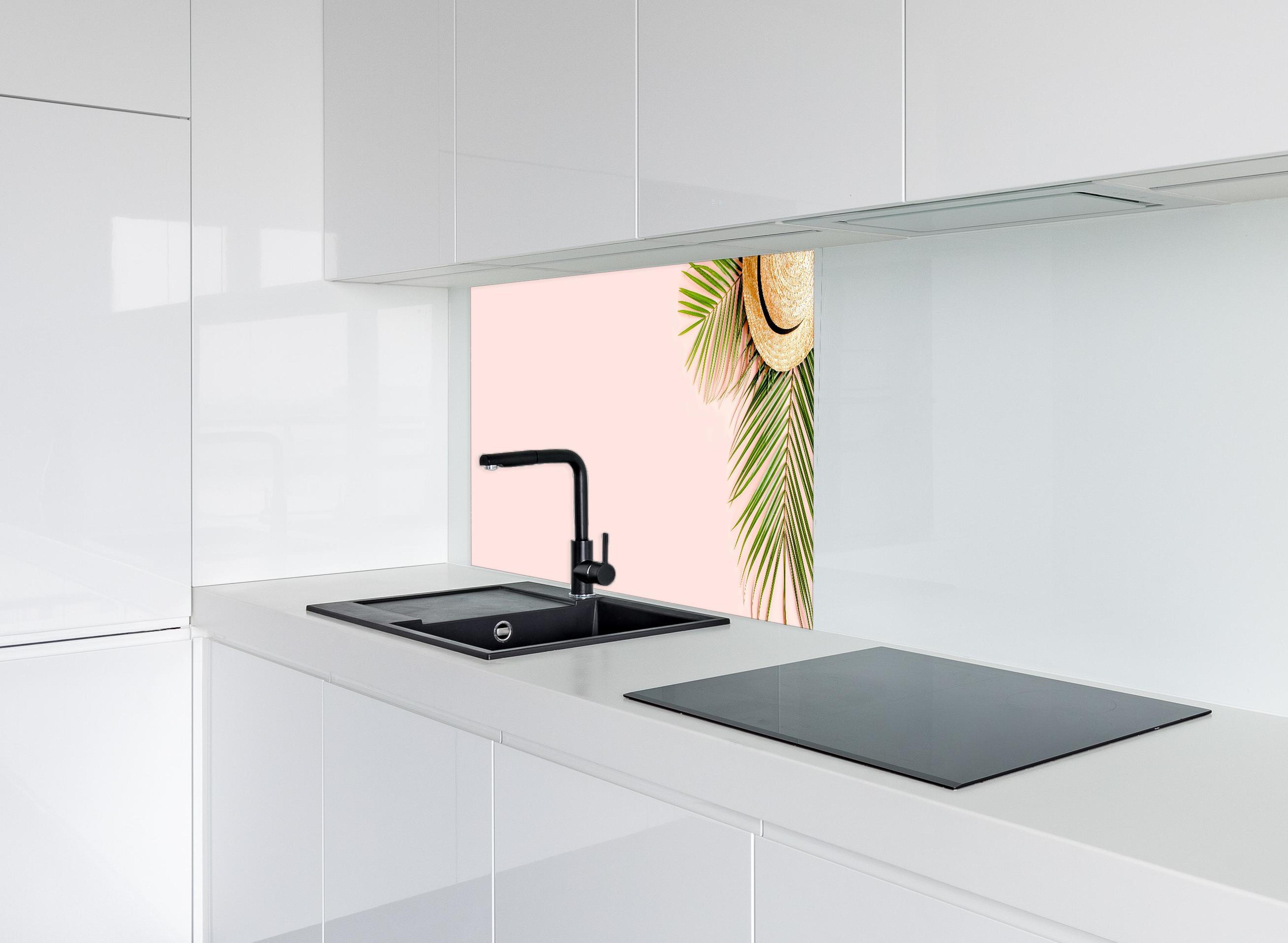 Spritzschutz - Tropische Palmenblätter mit Strohhut hinter modernem schwarz-matten Spülbecken in weißer Hochglanz-Küche