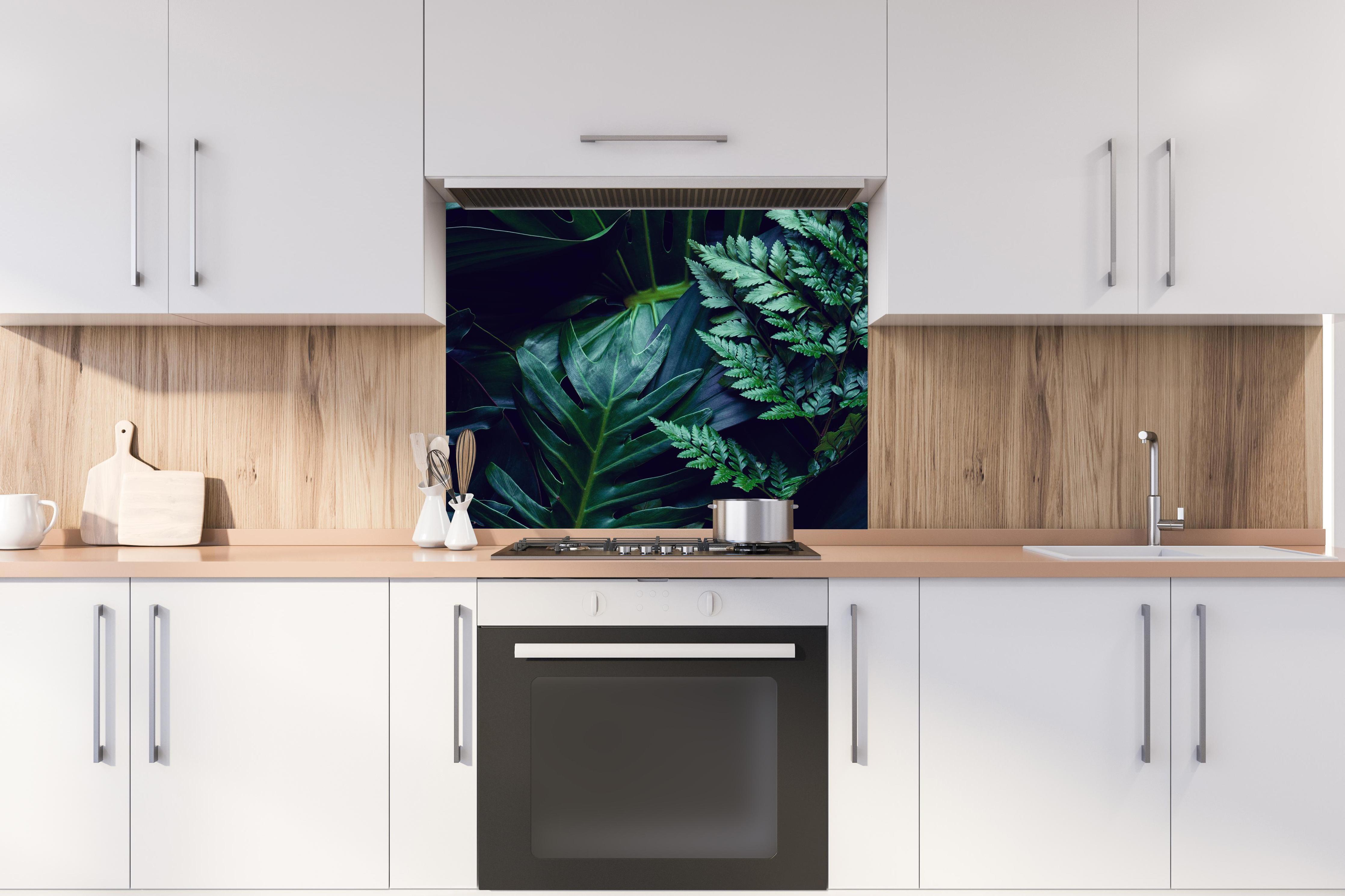 Spritzschutz - Tropischen grüne Blätter bei Nacht hinter stilvollem Gasherd unter Dunstabzugshaube