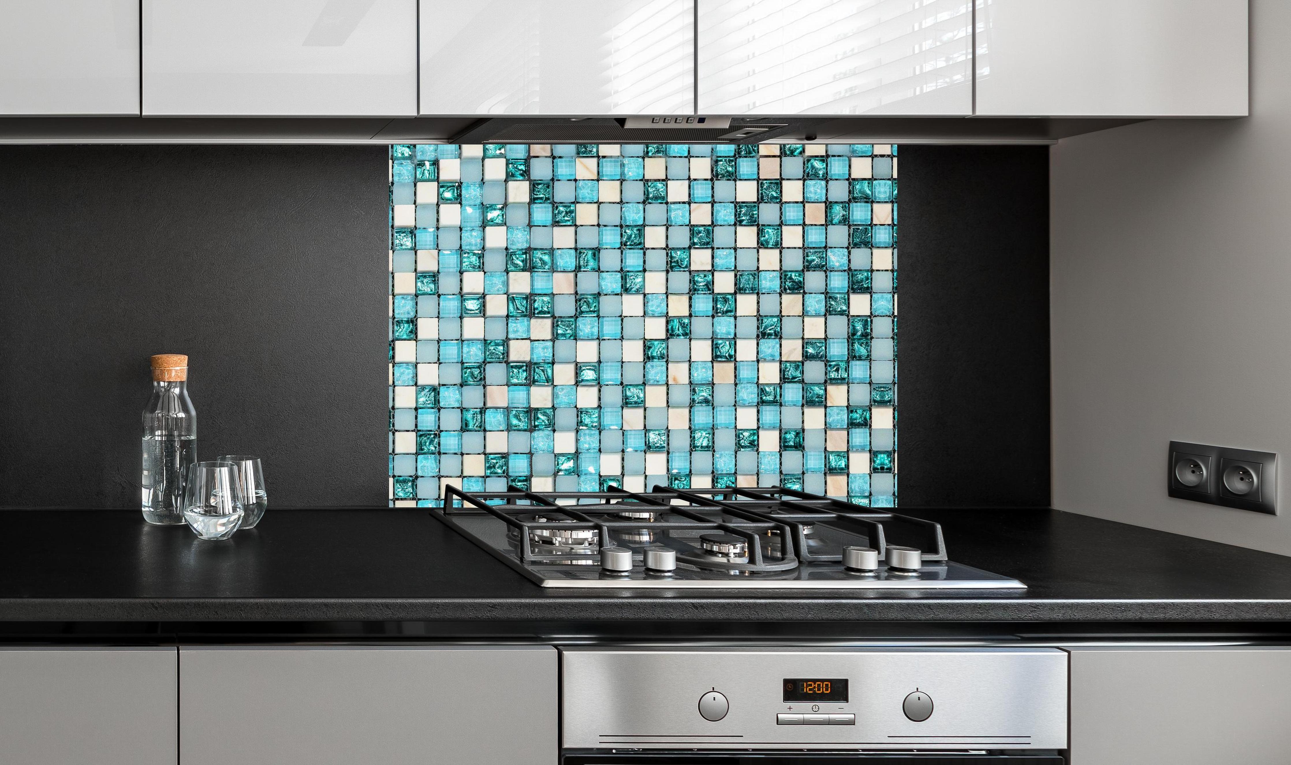 Spritzschutz - Türkis-Weißes Aquamarin Mosaik an edler Anthrazit-Wand hinter silbernem Gasherd