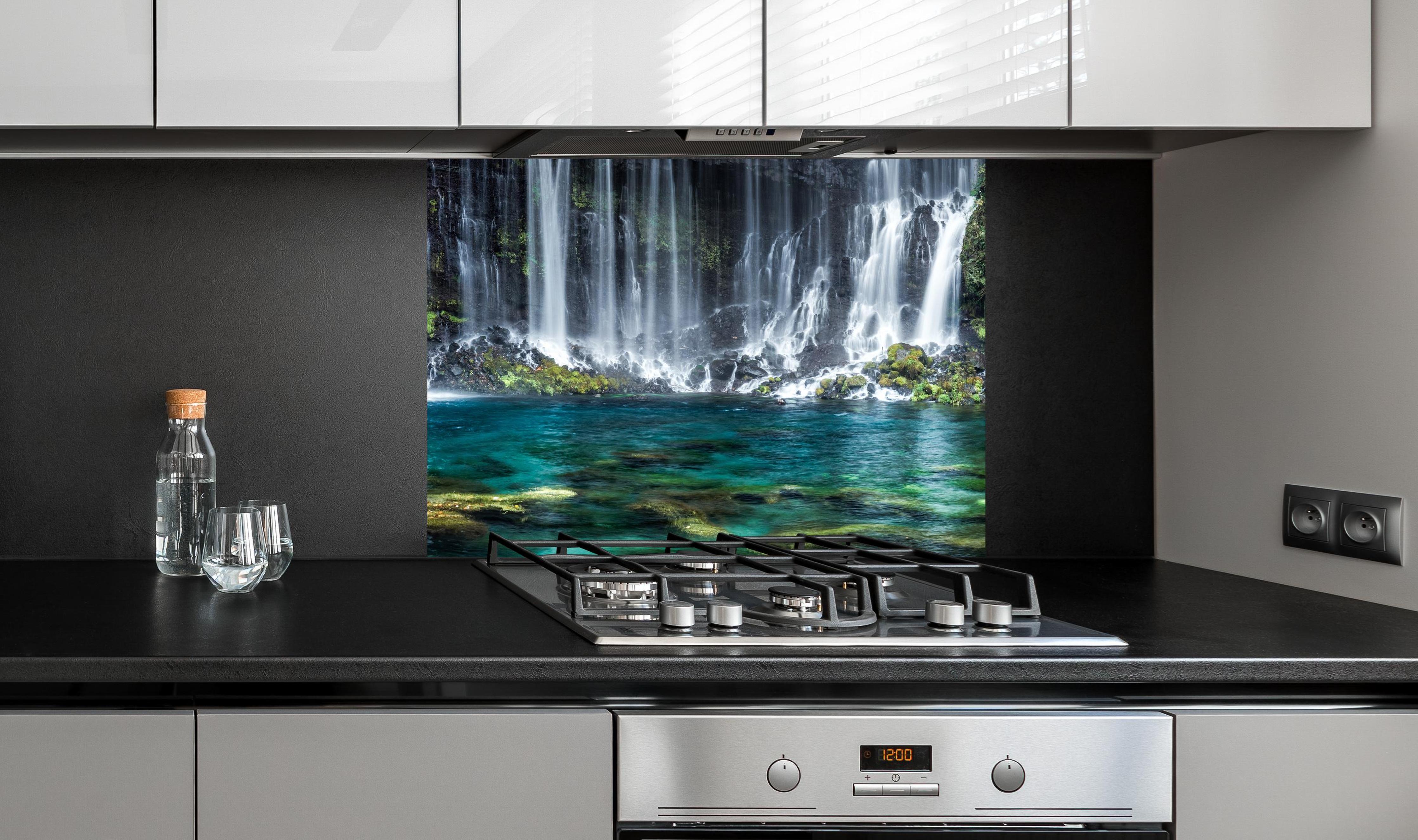 Spritzschutz - Türkisblaue Wasserfälle in Japan an edler Anthrazit-Wand hinter silbernem Gasherd