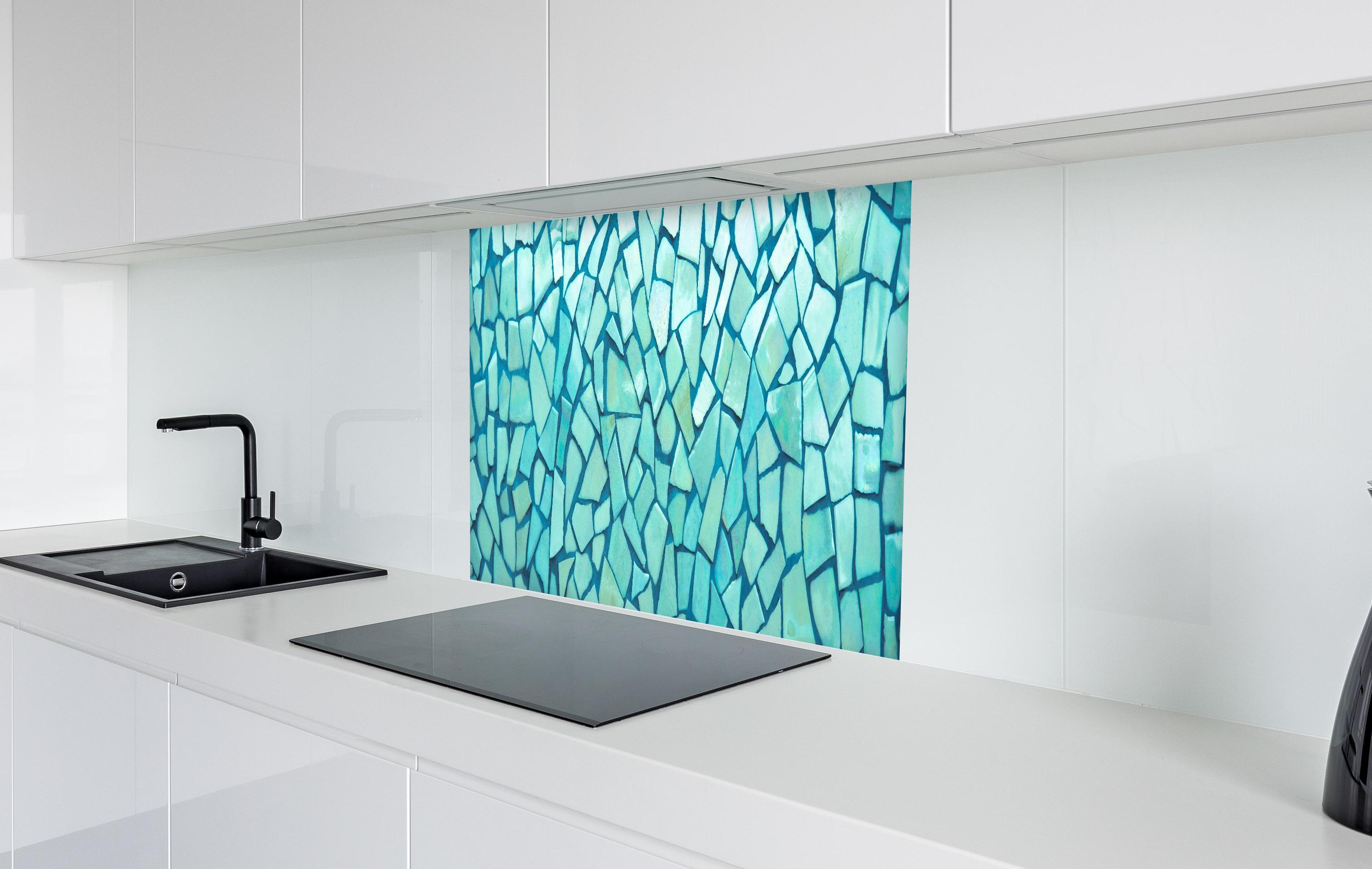Spritzschutz - Türkise Fliesen Mosaik in weißer Hochglanz-Küche hinter einem Cerankochfeld