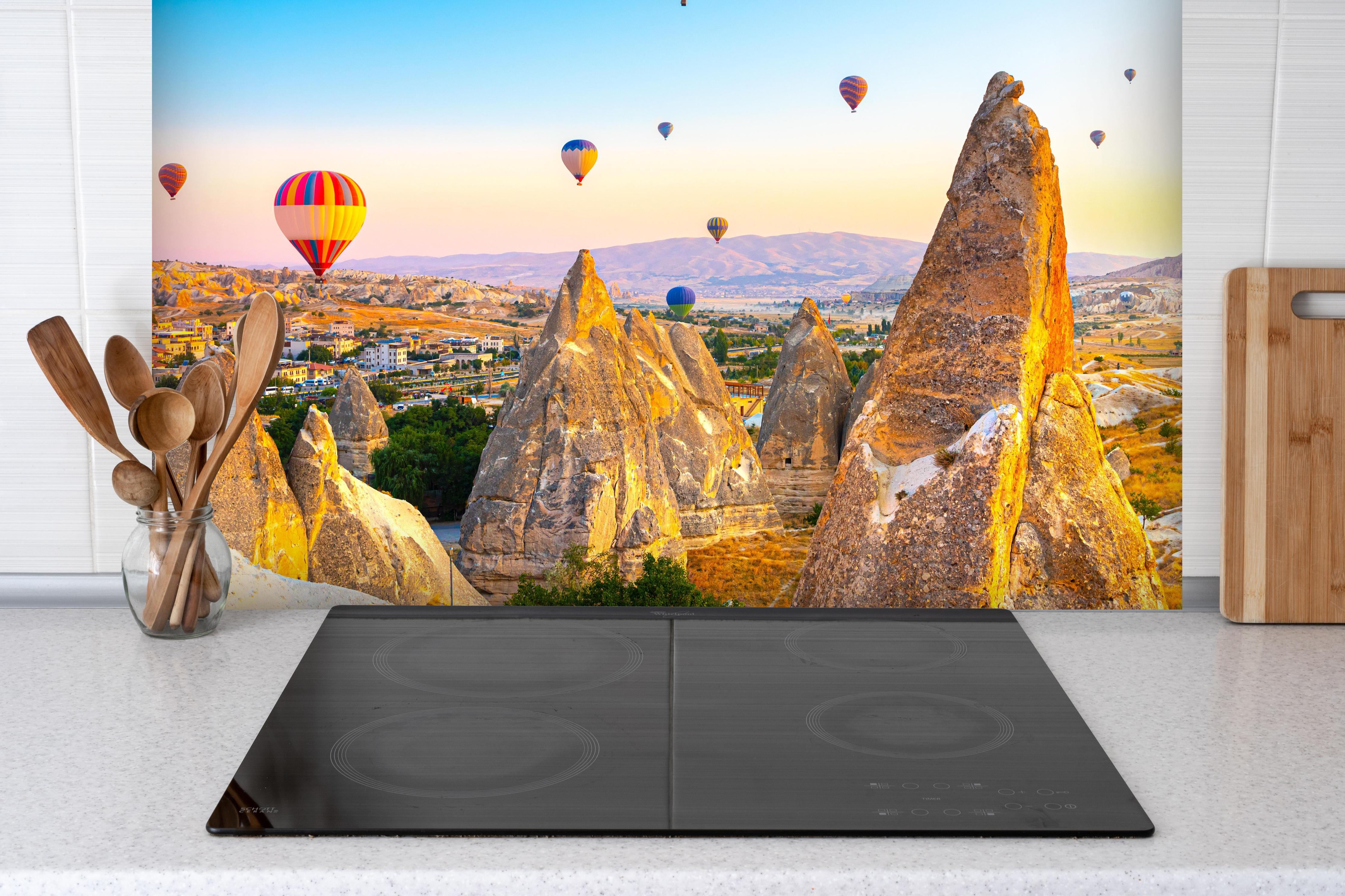 Spritzschutz - Ungewöhnlichen Felslandschaft in Kappadokien hinter einem Cerankochfeld zwischen Holz-Kochutensilien