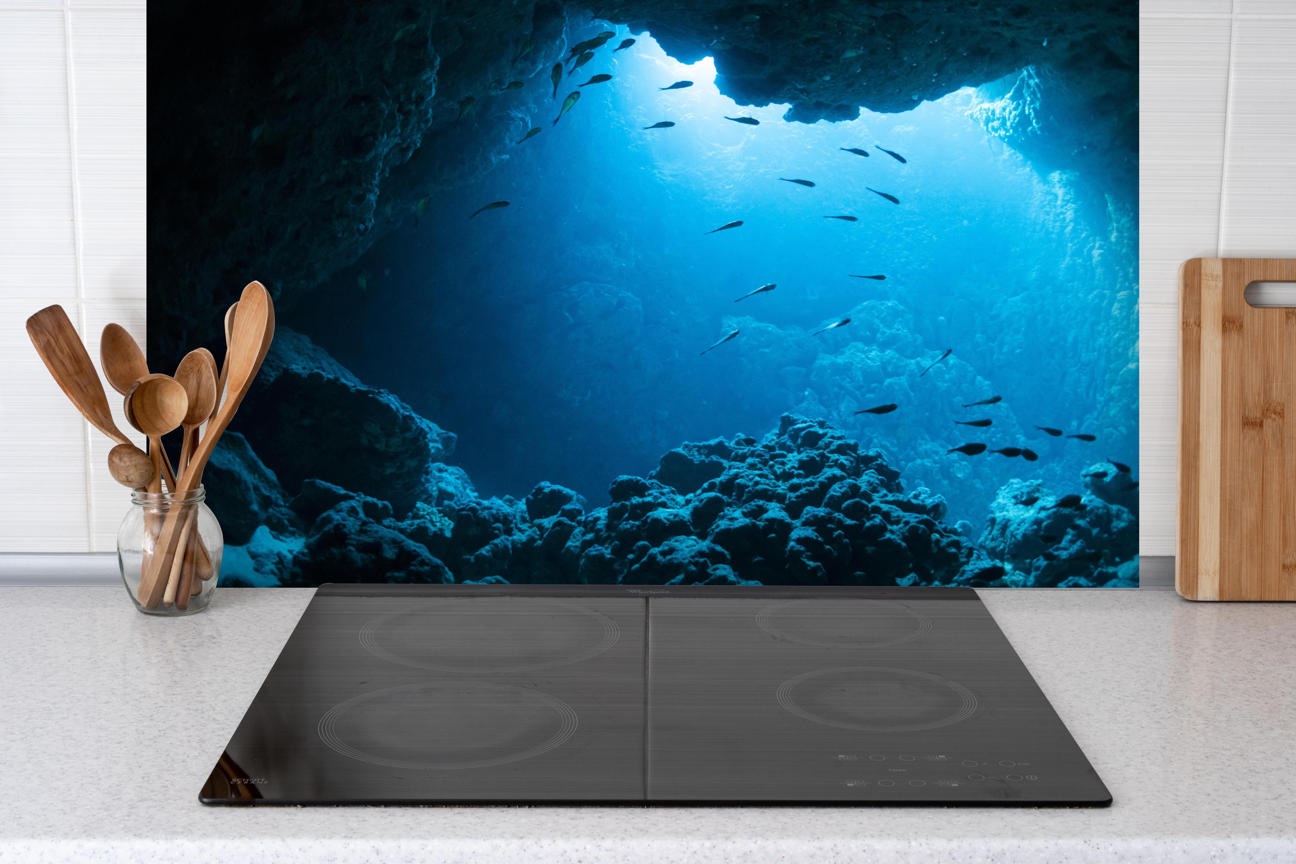 Spritzschutz - Unterwasser-Höhle in Miyako-jima hinter einem Cerankochfeld zwischen Holz-Kochutensilien