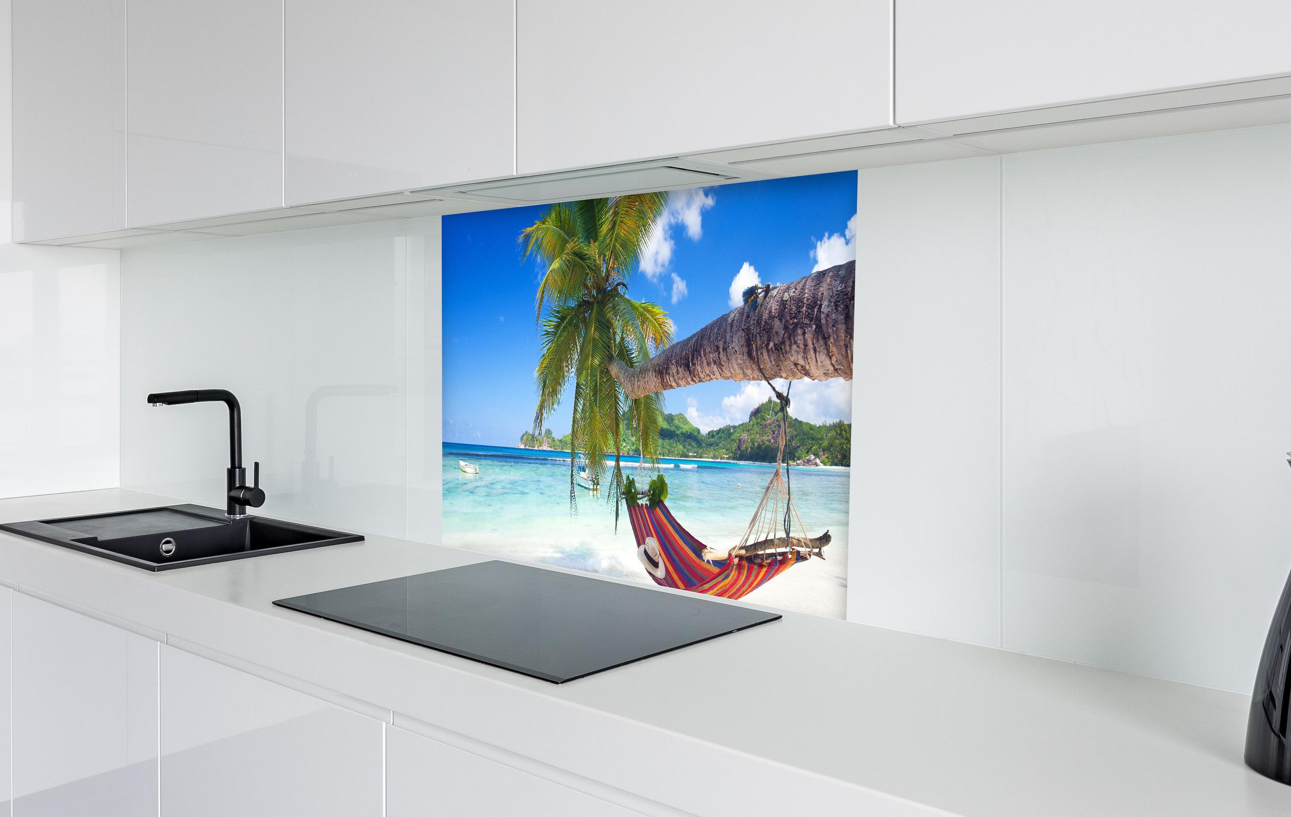 Spritzschutz - Urlaub am Strand in Seychellen in weißer Hochglanz-Küche hinter einem Cerankochfeld