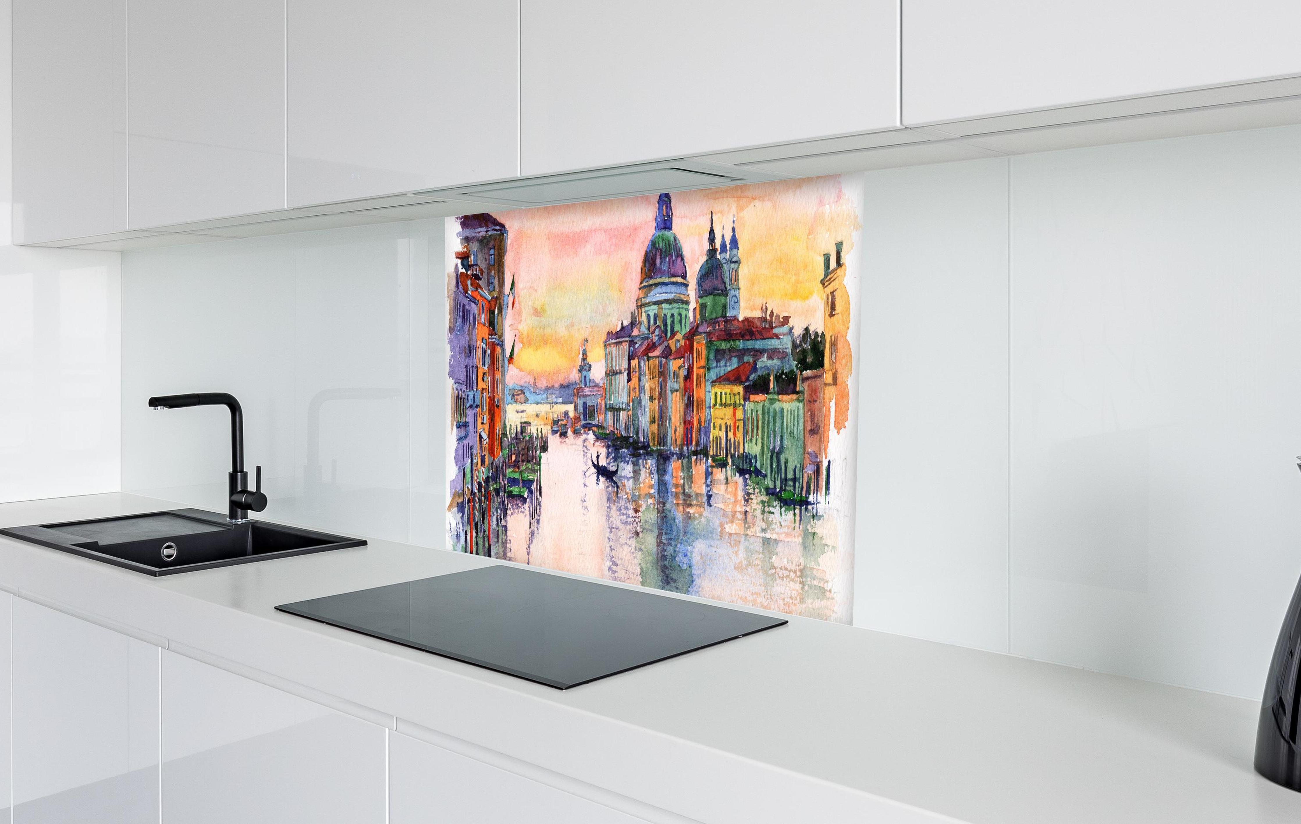 Spritzschutz - Venedig Aquarell in weißer Hochglanz-Küche hinter einem Cerankochfeld