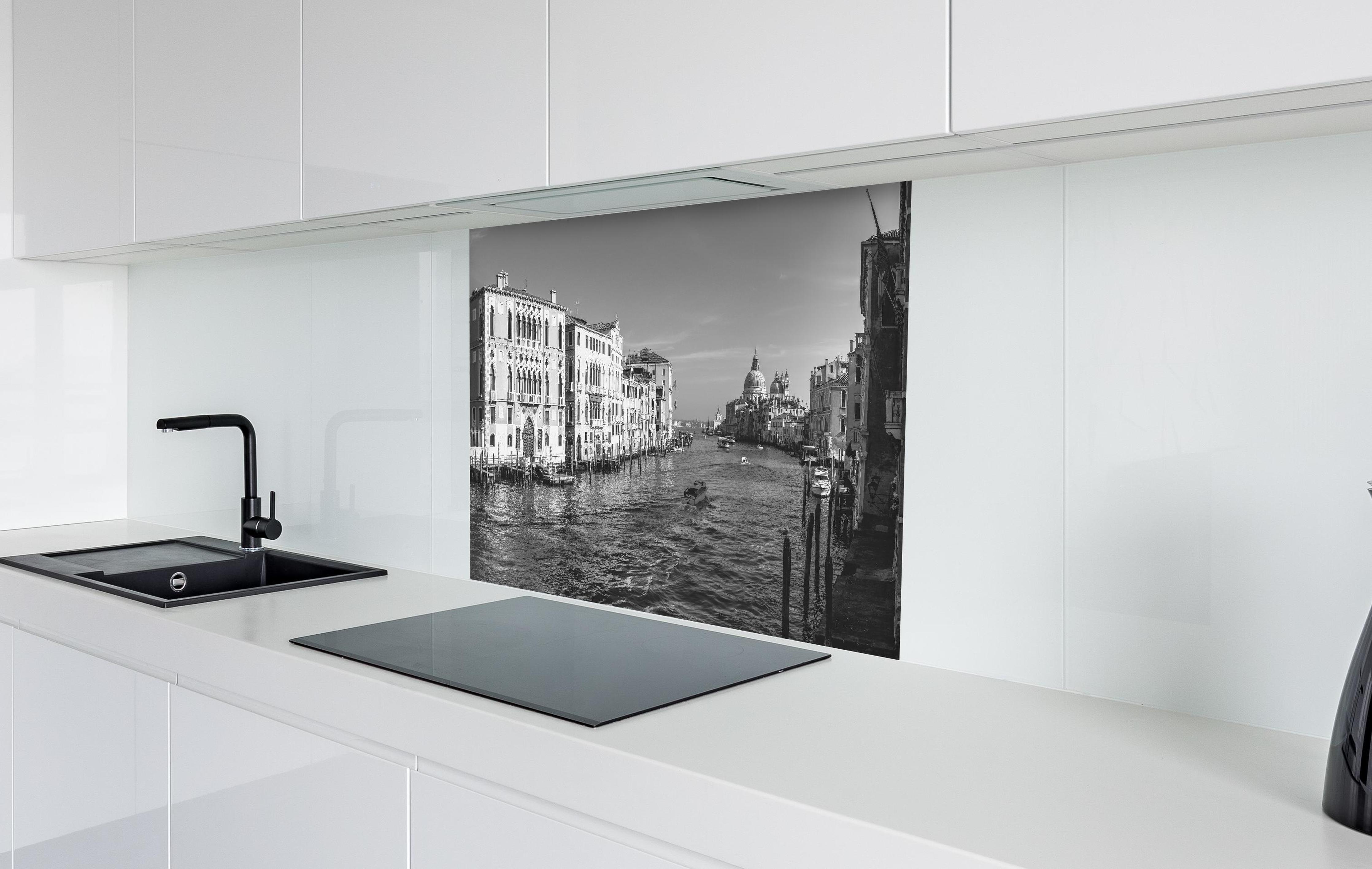 Spritzschutz - Venedig in Schwarz und Weiß in weißer Hochglanz-Küche hinter einem Cerankochfeld