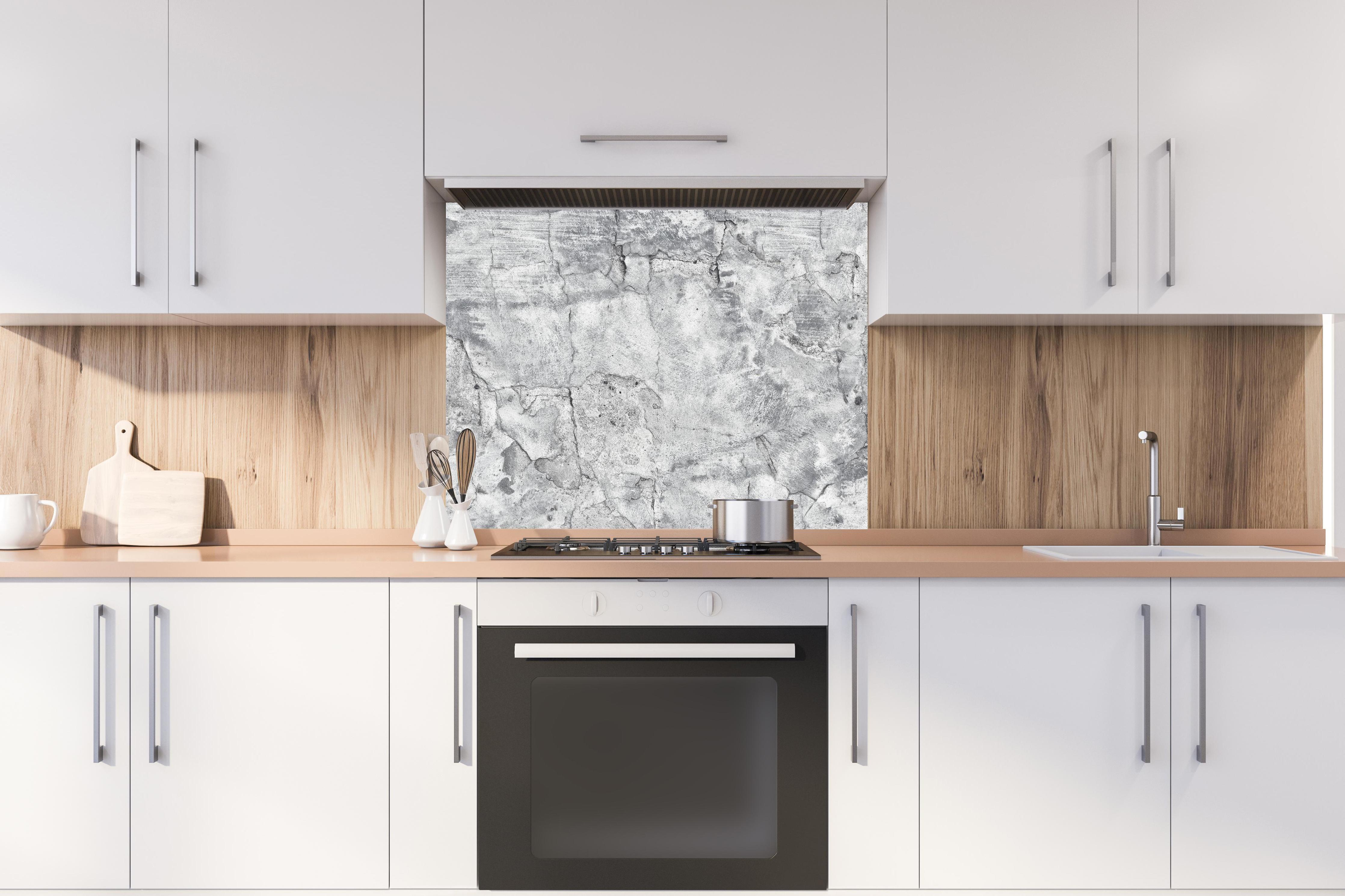 Spritzschutz - Veraltete hellgraue Betonwand hinter stilvollem Gasherd unter Dunstabzugshaube