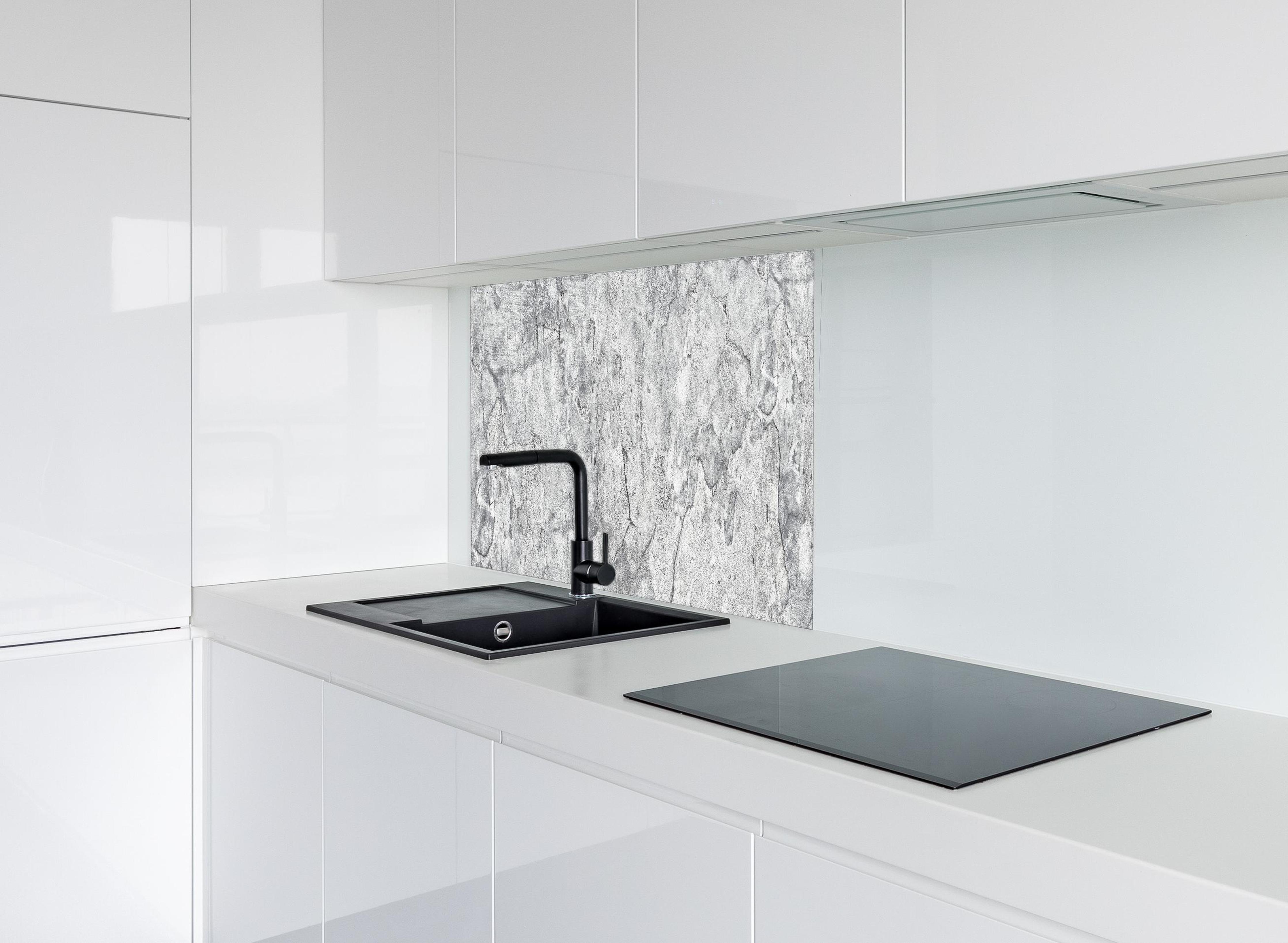 Spritzschutz - Veraltete hellgraue Betonwand hinter modernem schwarz-matten Spülbecken in weißer Hochglanz-Küche