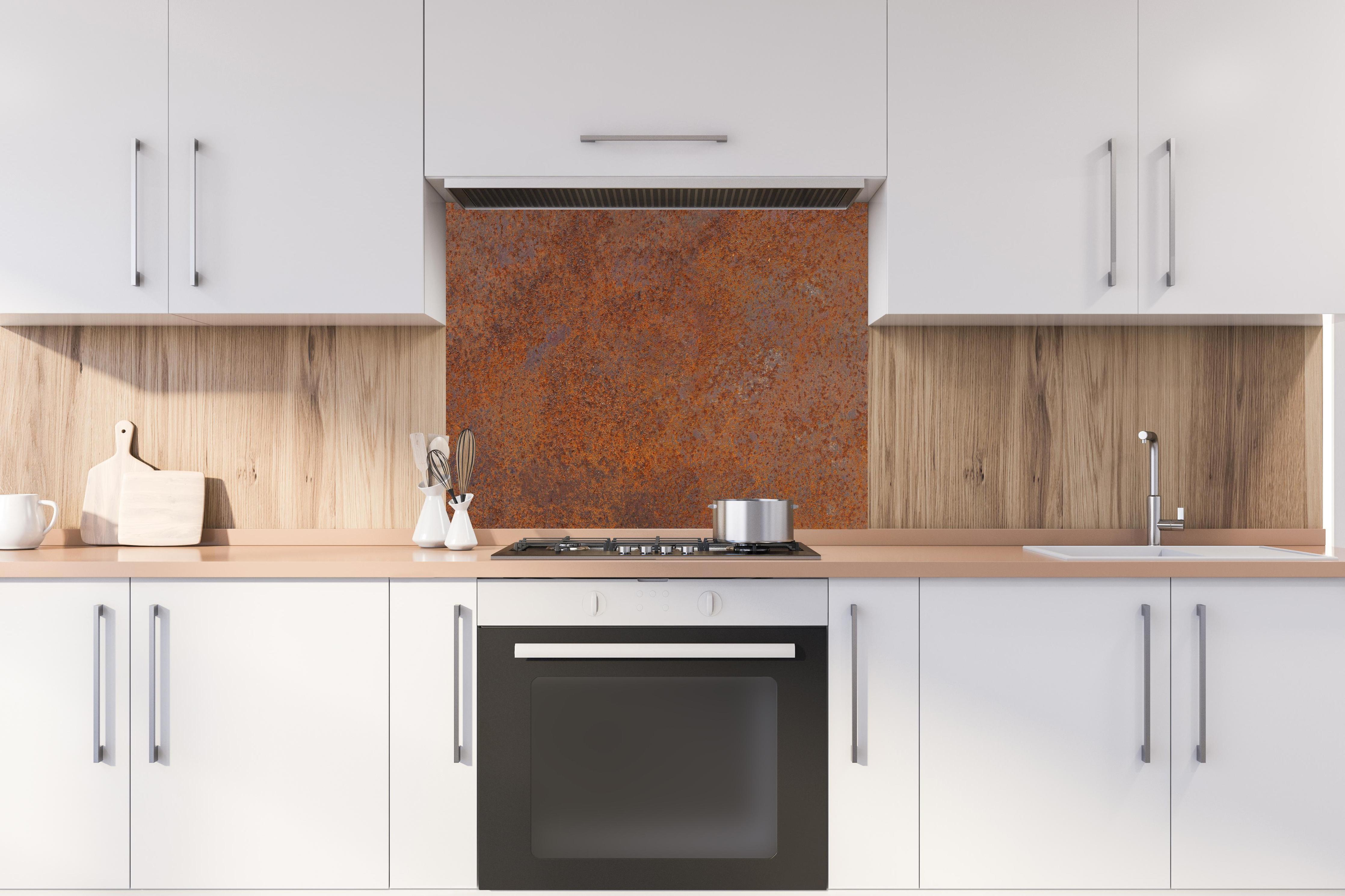 Spritzschutz - Verrostetes Metall hinter stilvollem Gasherd unter Dunstabzugshaube