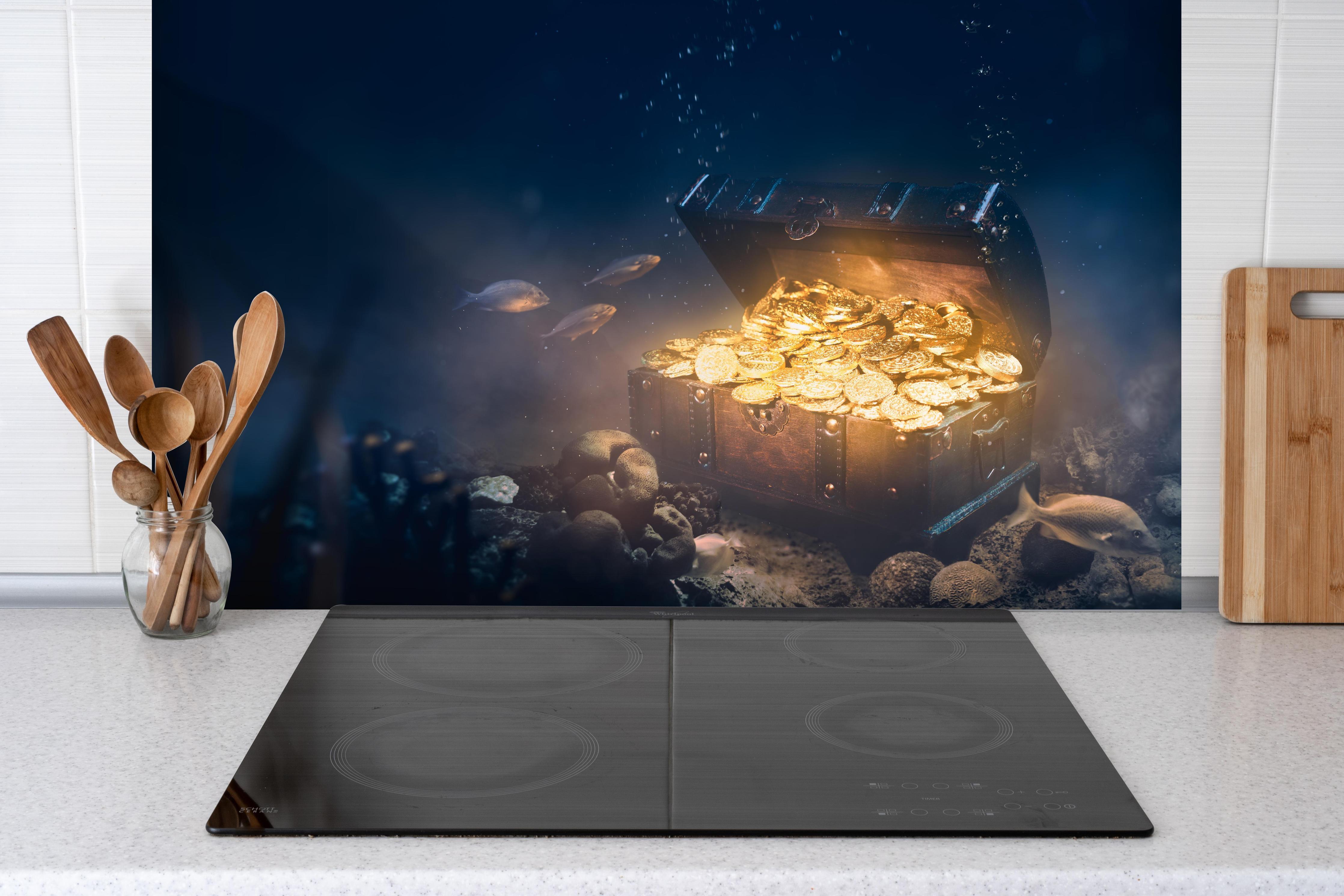 Spritzschutz - Versunkener Schatz auf dem Meeresgrund hinter einem Cerankochfeld zwischen Holz-Kochutensilien