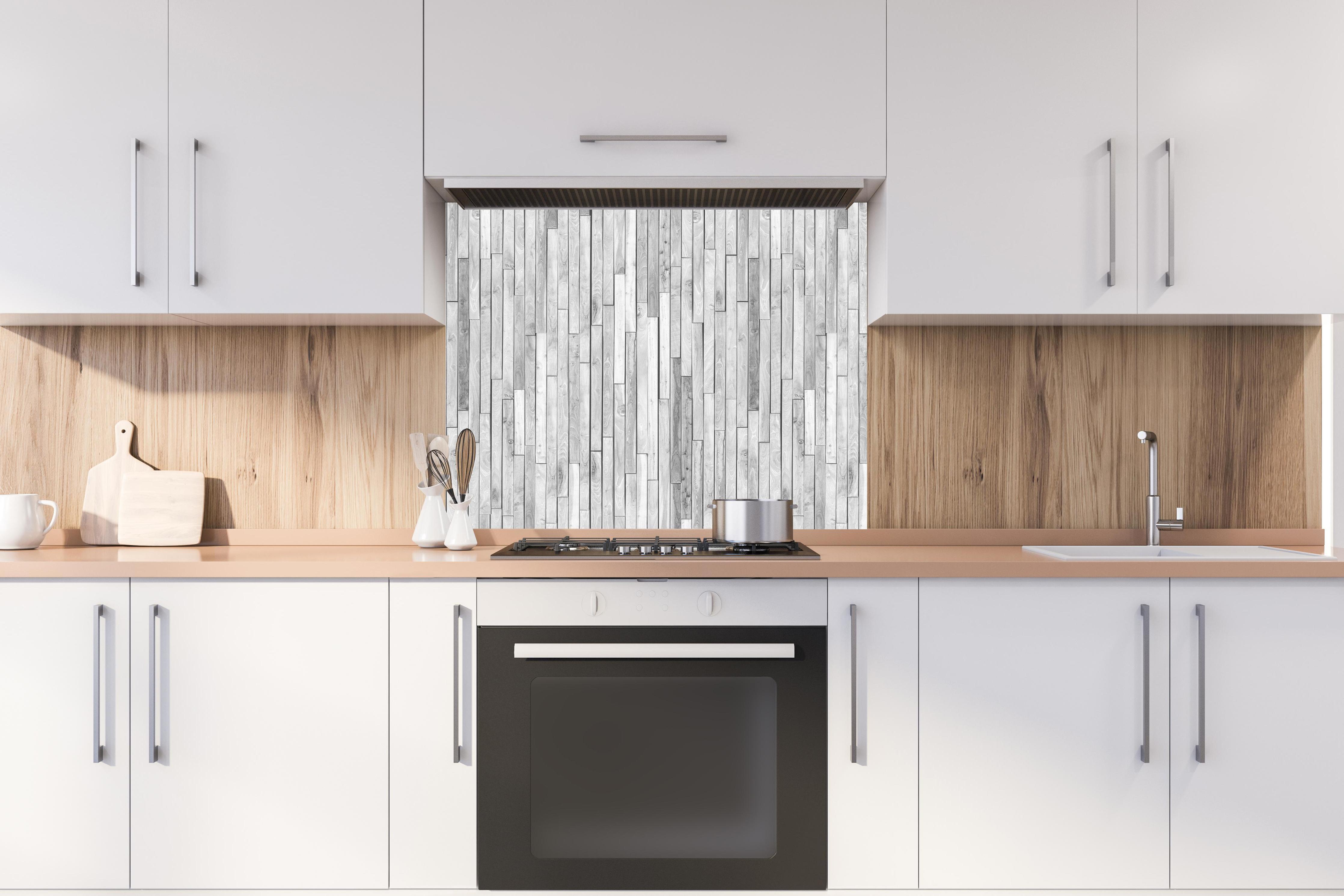 Spritzschutz - Vertikale weiße kleine Kiefernholzstücke hinter stilvollem Gasherd unter Dunstabzugshaube