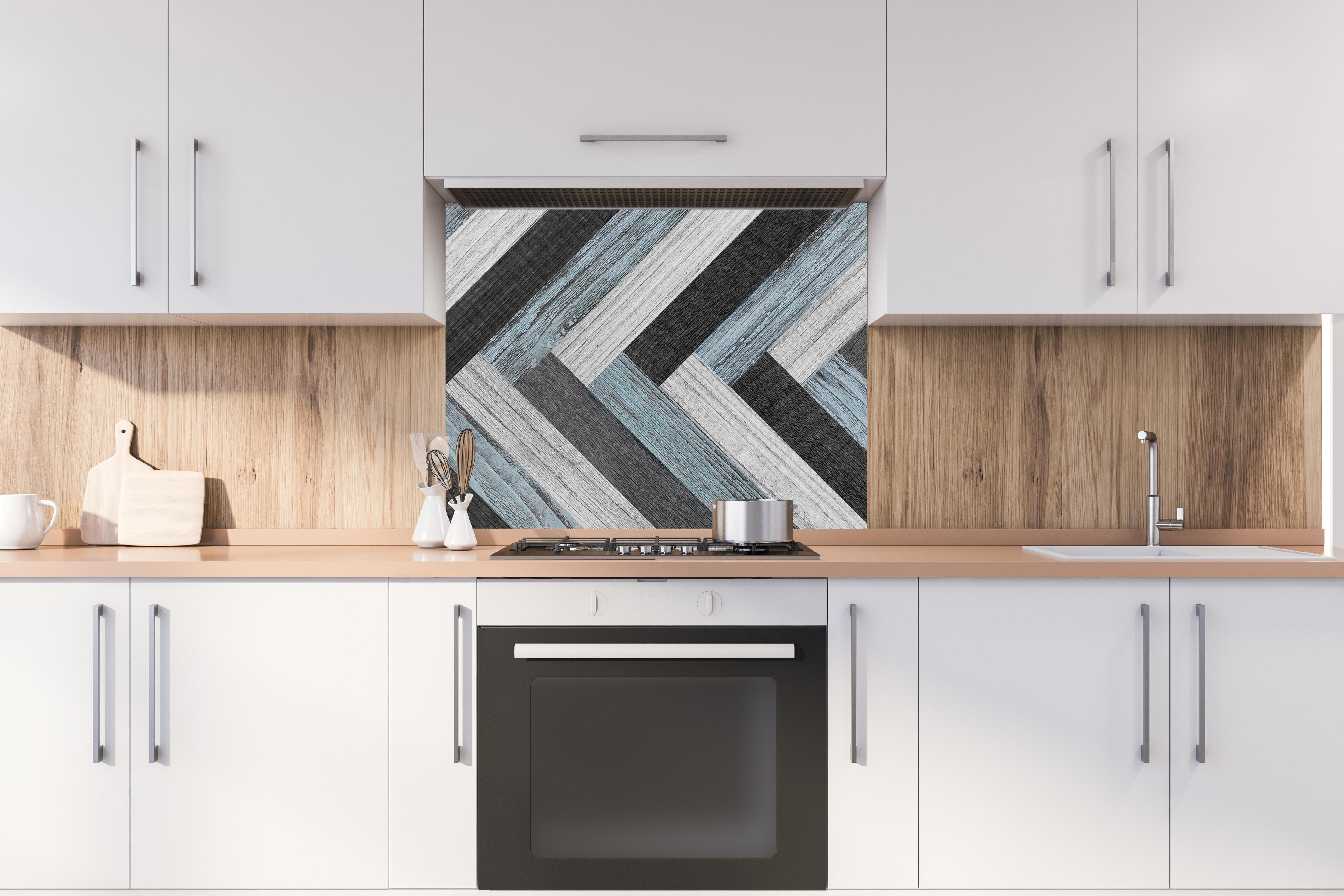 Spritzschutz - Verwitterte gemischte Holzdielen hinter stilvollem Gasherd unter Dunstabzugshaube