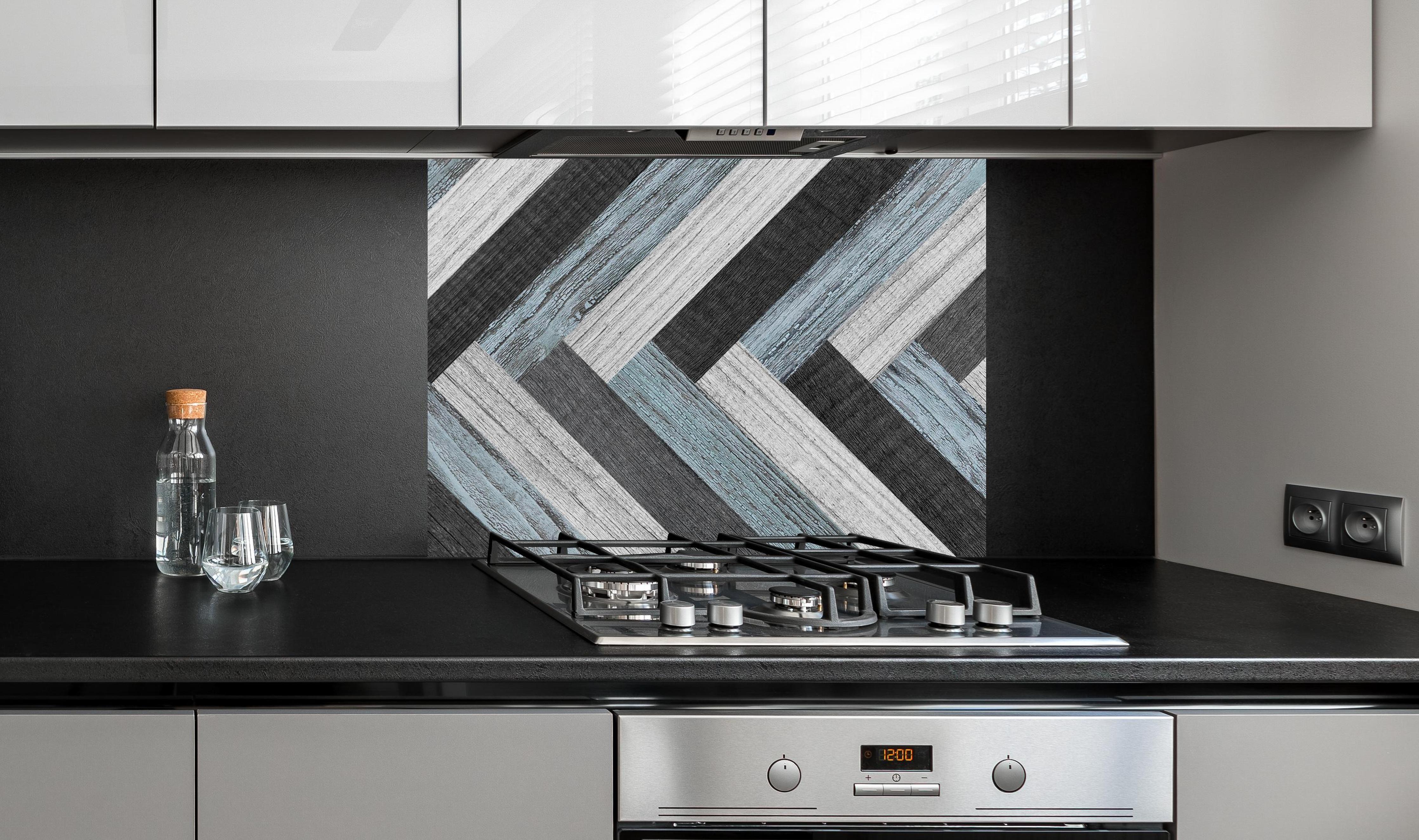 Spritzschutz - Verwitterte gemischte Holzdielen an edler Anthrazit-Wand hinter silbernem Gasherd