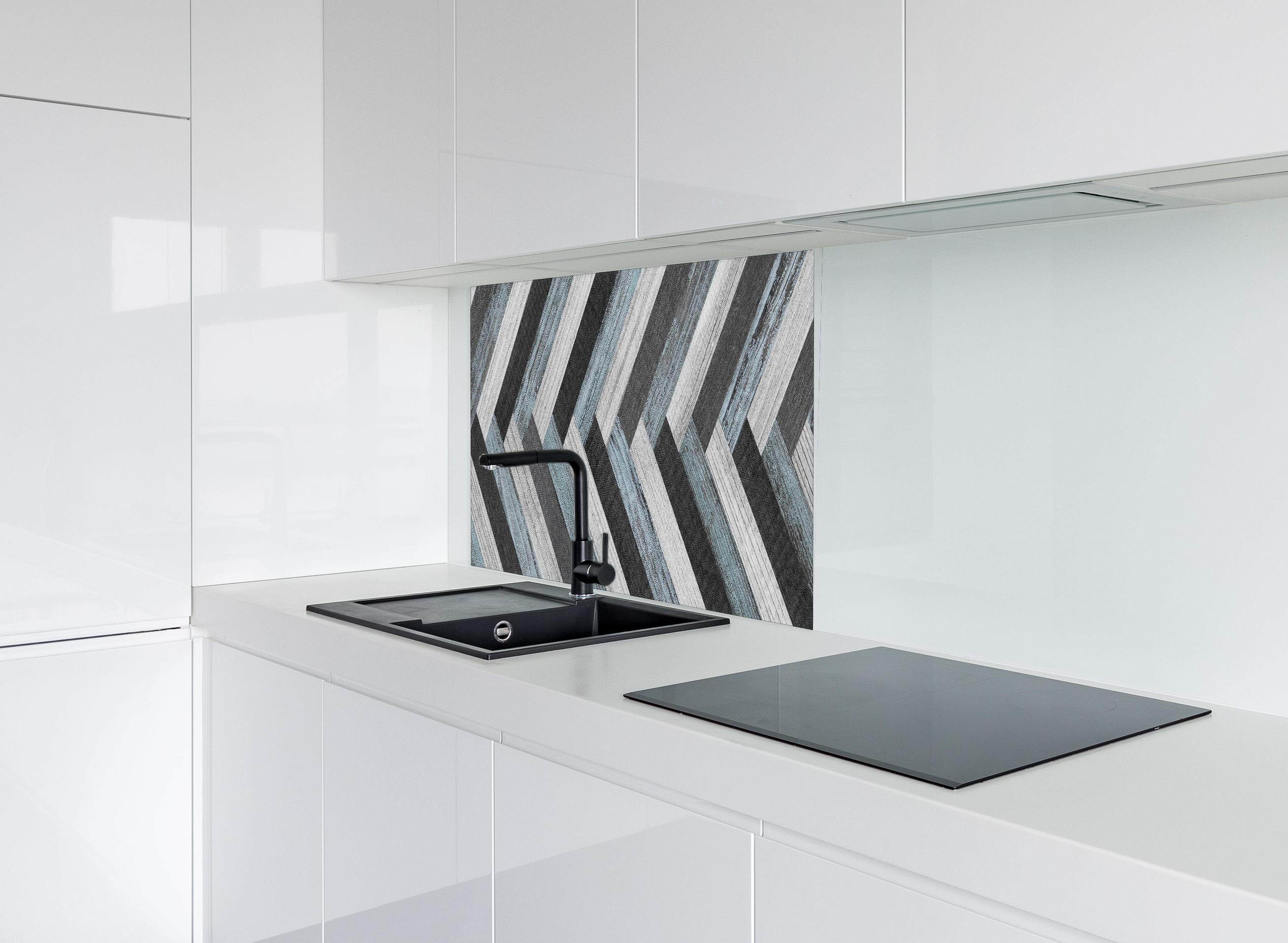 Spritzschutz - Verwitterte gemischte Holzdielen hinter modernem schwarz-matten Spülbecken in weißer Hochglanz-Küche