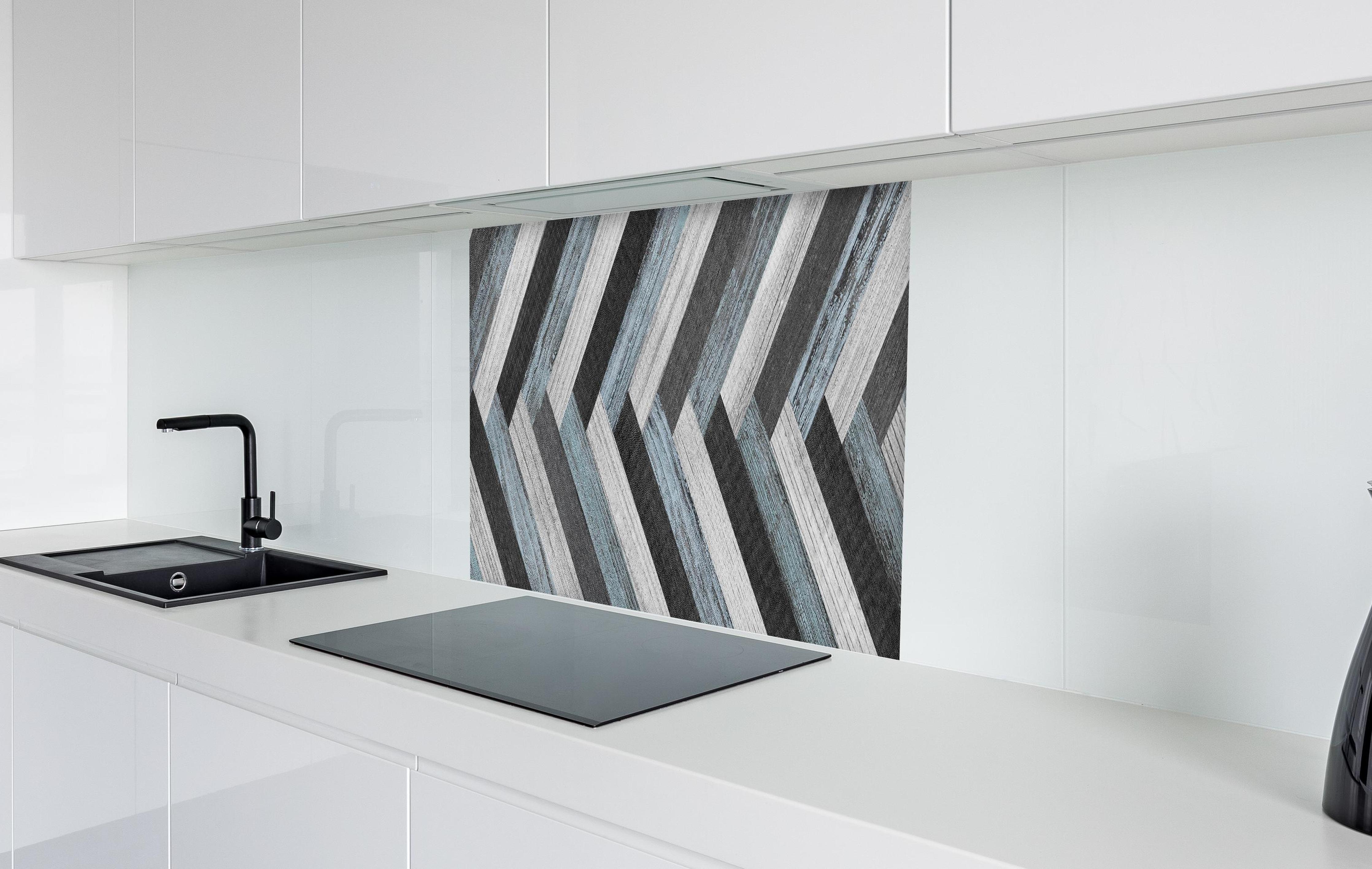 Spritzschutz - Verwitterte gemischte Holzdielen in weißer Hochglanz-Küche hinter einem Cerankochfeld