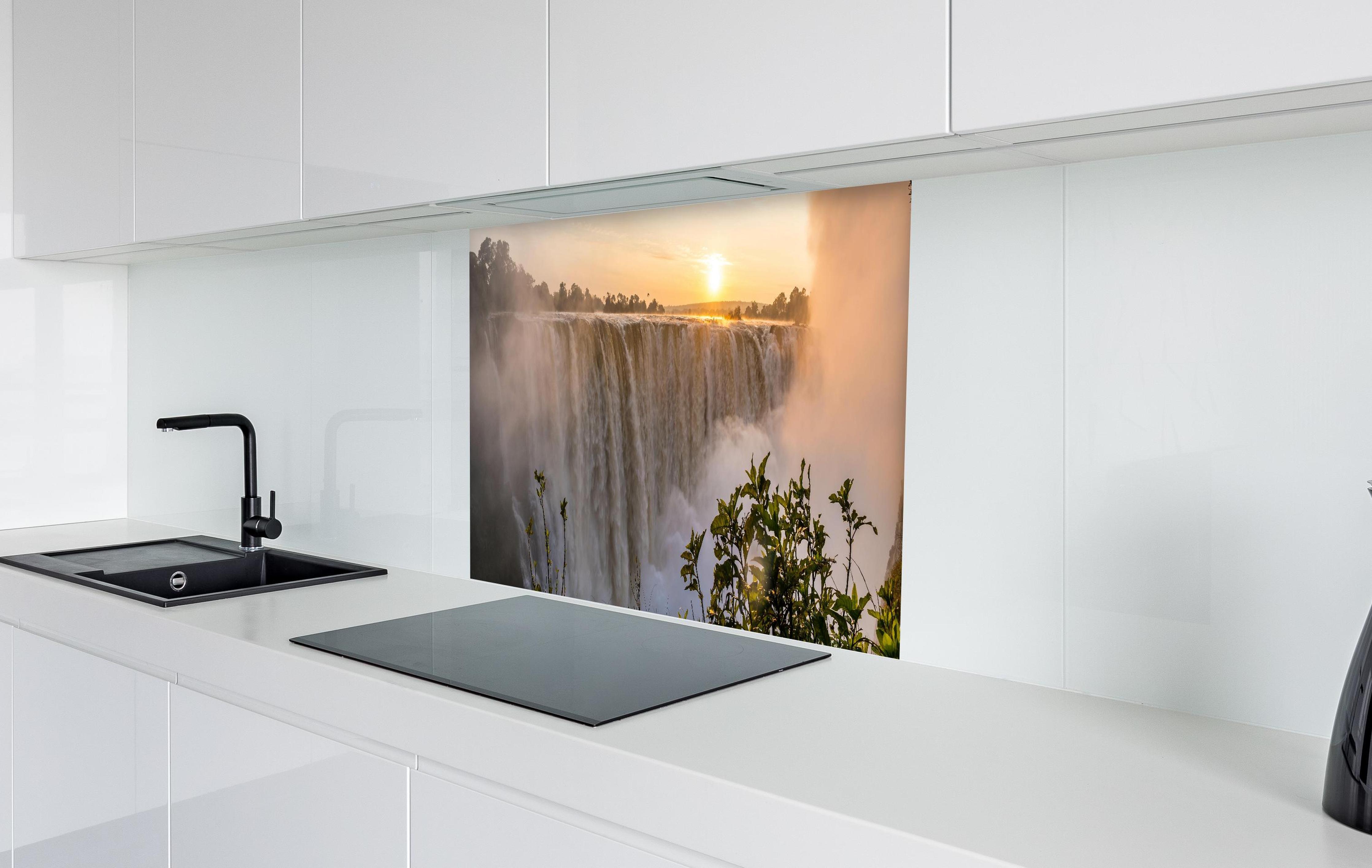 Spritzschutz - Victoriafälle bei Sonnenaufgang in weißer Hochglanz-Küche hinter einem Cerankochfeld