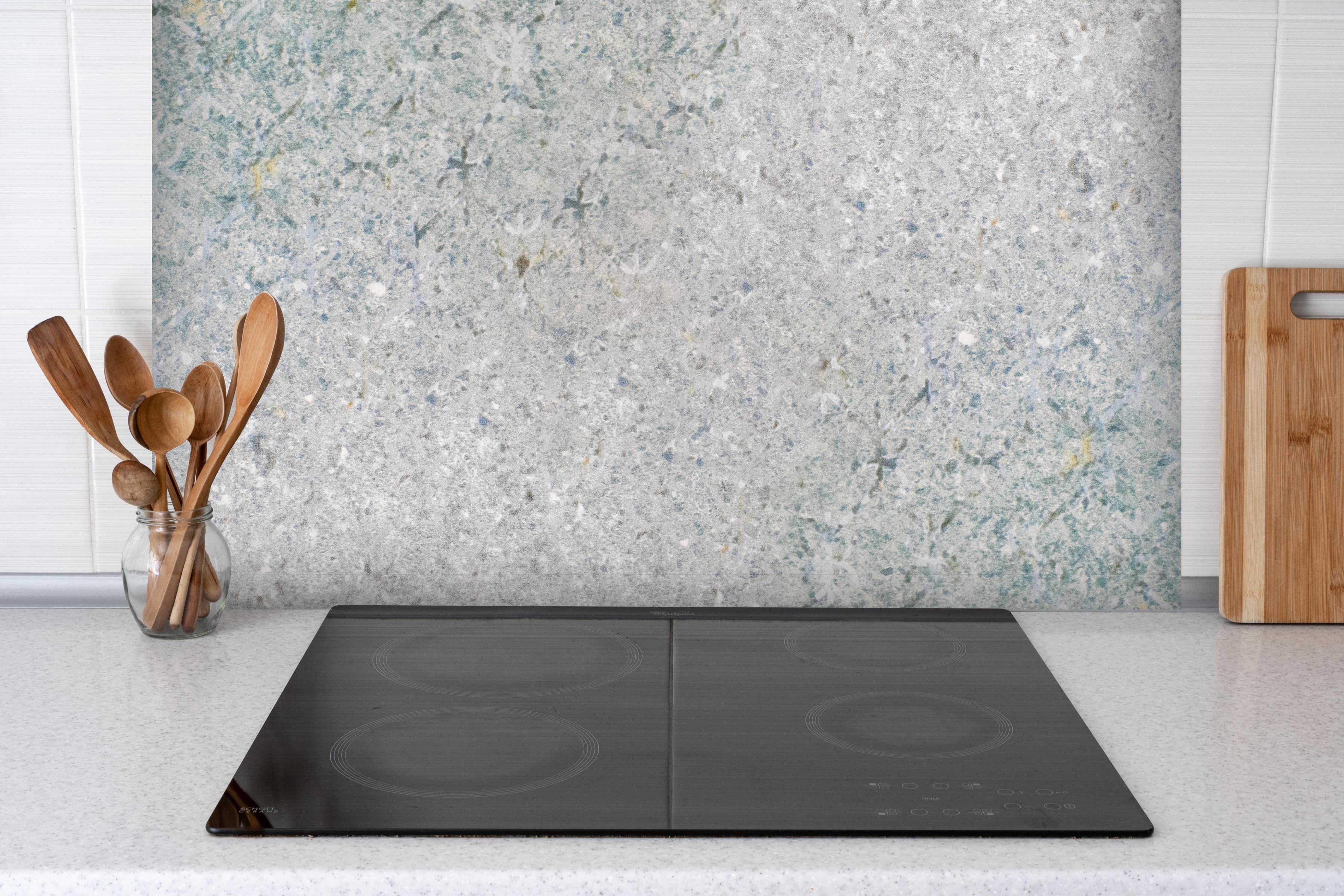 Spritzschutz - Vintage Beton hinter einem Cerankochfeld zwischen Holz-Kochutensilien