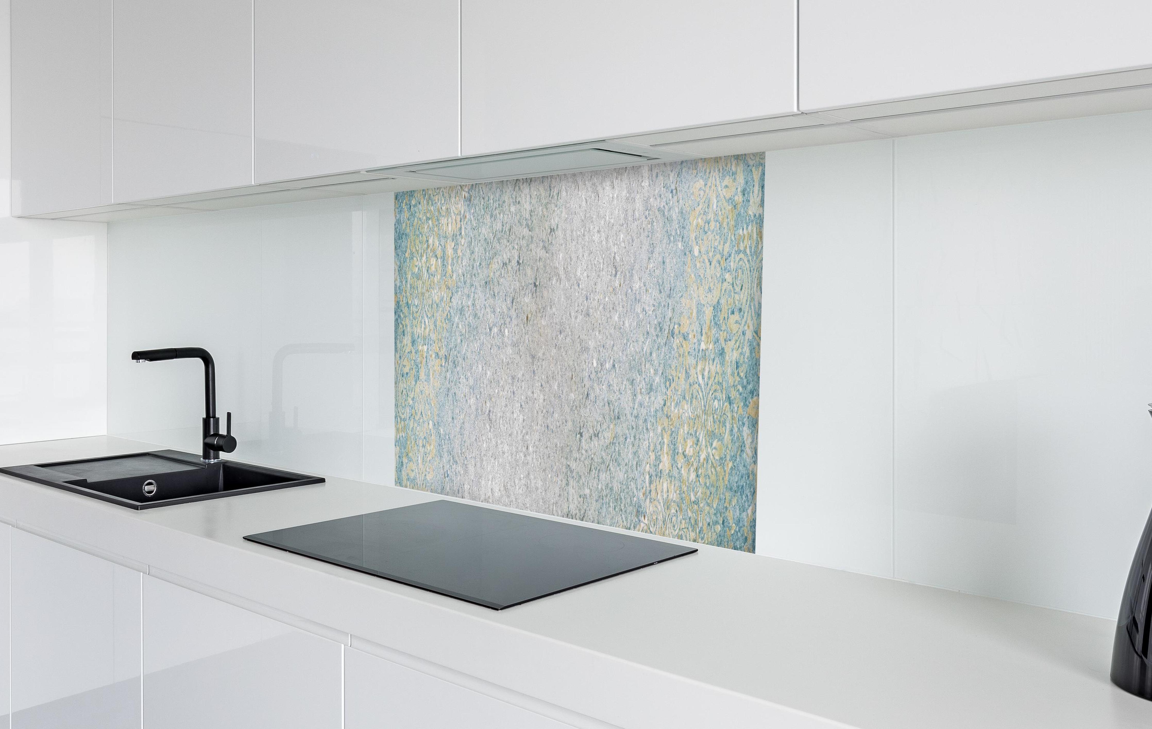 Spritzschutz - Vintage Beton in weißer Hochglanz-Küche hinter einem Cerankochfeld