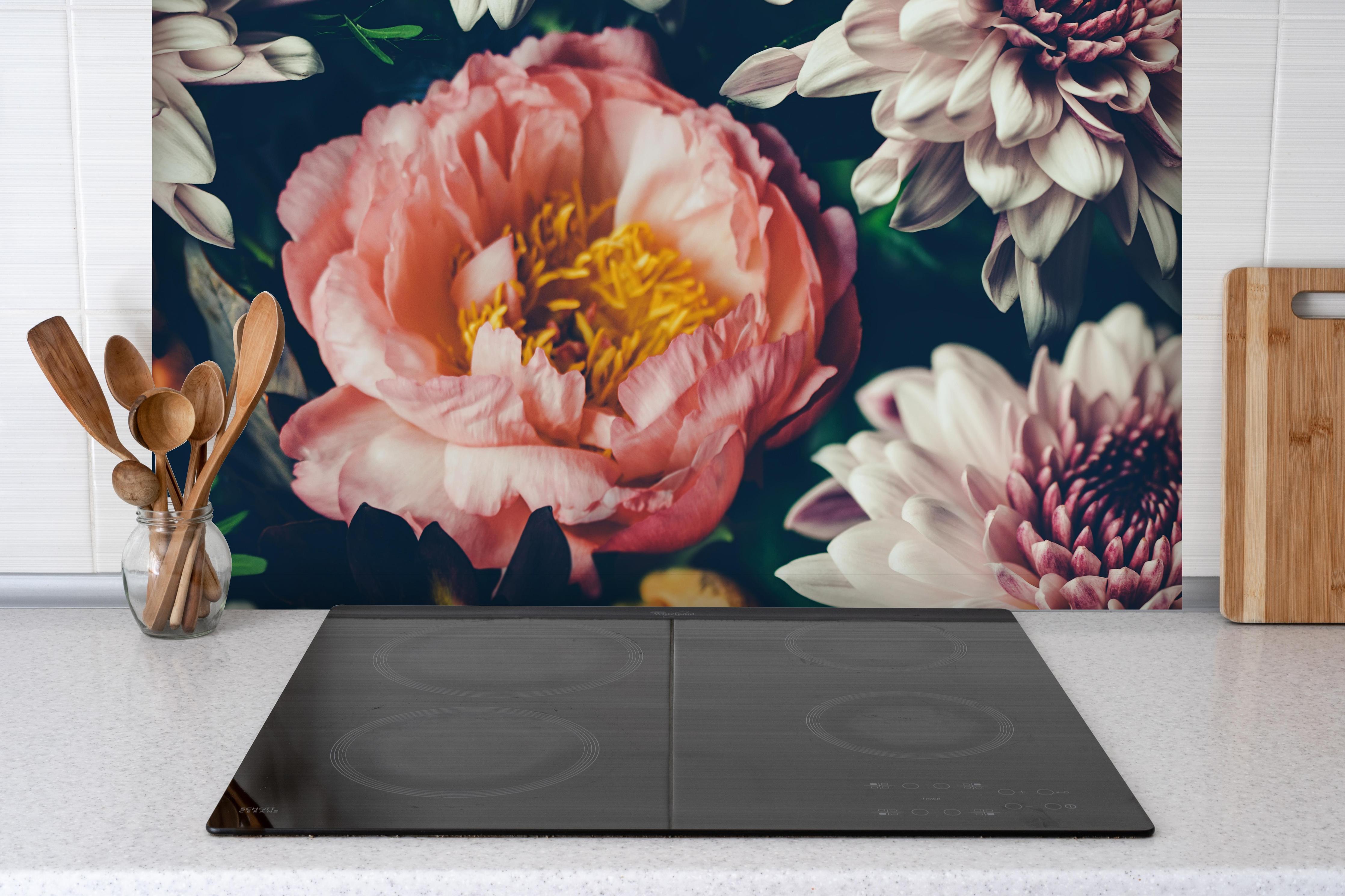 Spritzschutz - Vintage Blumenbouquet hinter einem Cerankochfeld zwischen Holz-Kochutensilien