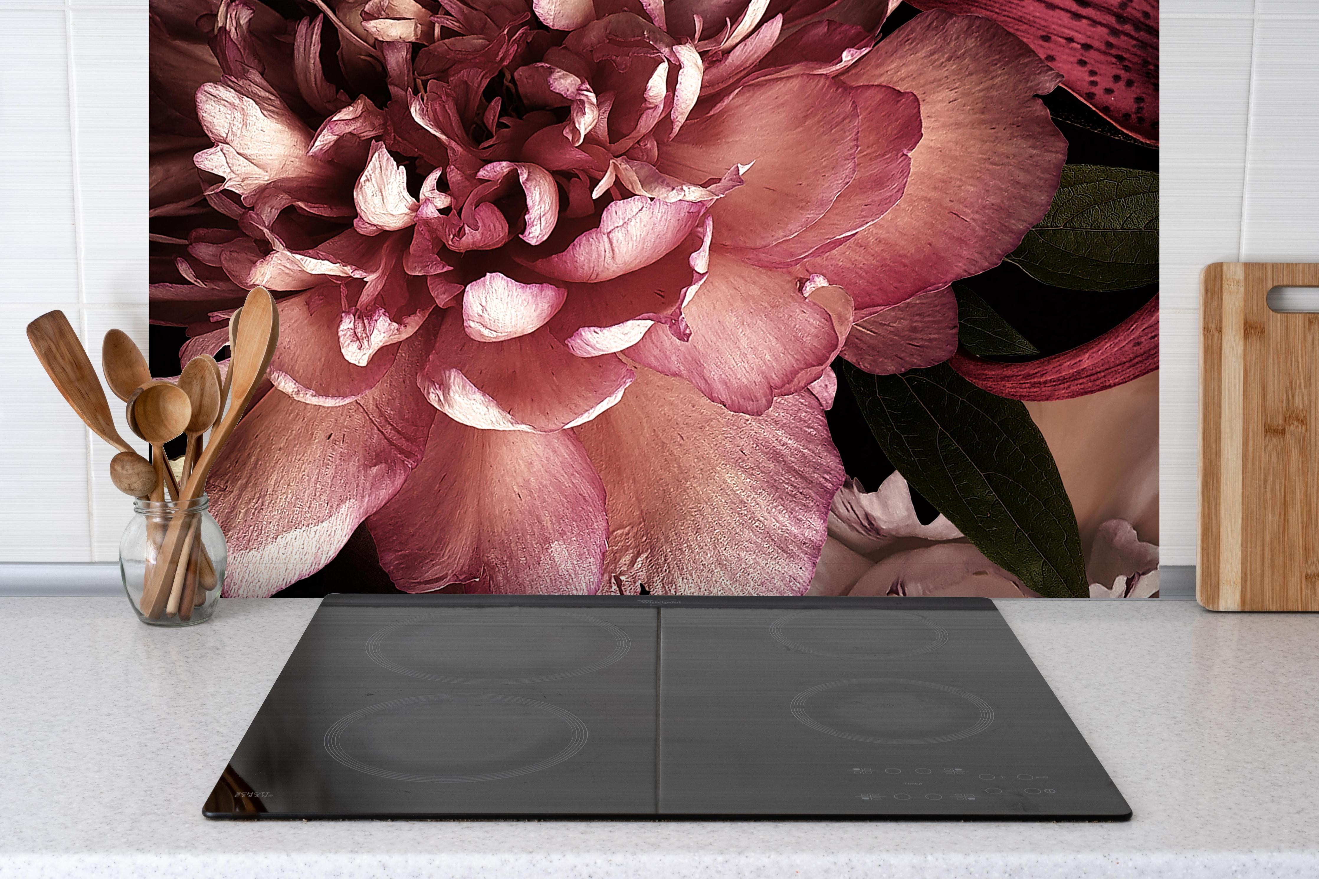 Spritzschutz - Vintage Blumenbouquet hinter einem Cerankochfeld zwischen Holz-Kochutensilien