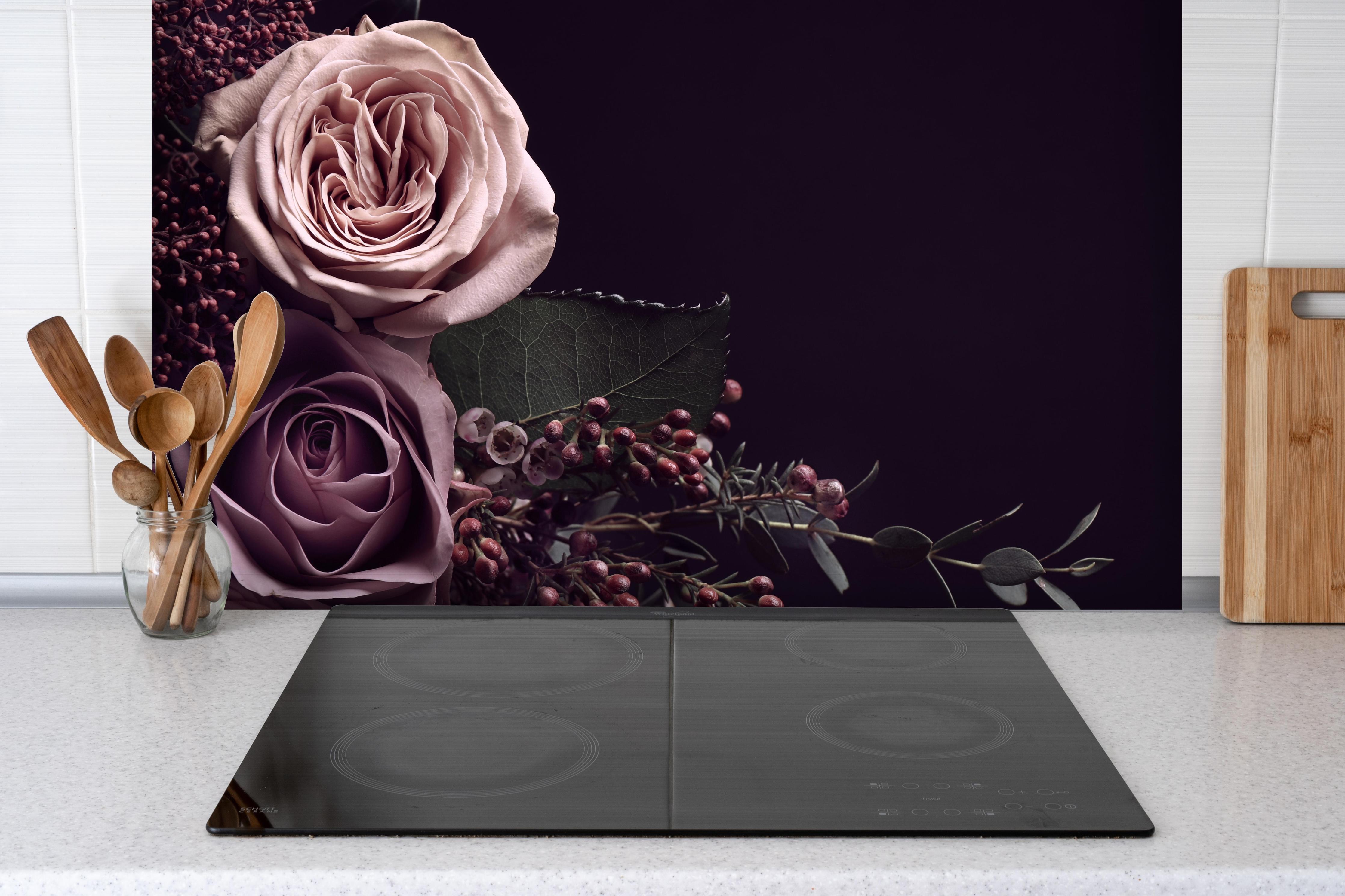 Spritzschutz - Vintage Blumenstrauß auf schwarzem Hintergrund hinter einem Cerankochfeld zwischen Holz-Kochutensilien