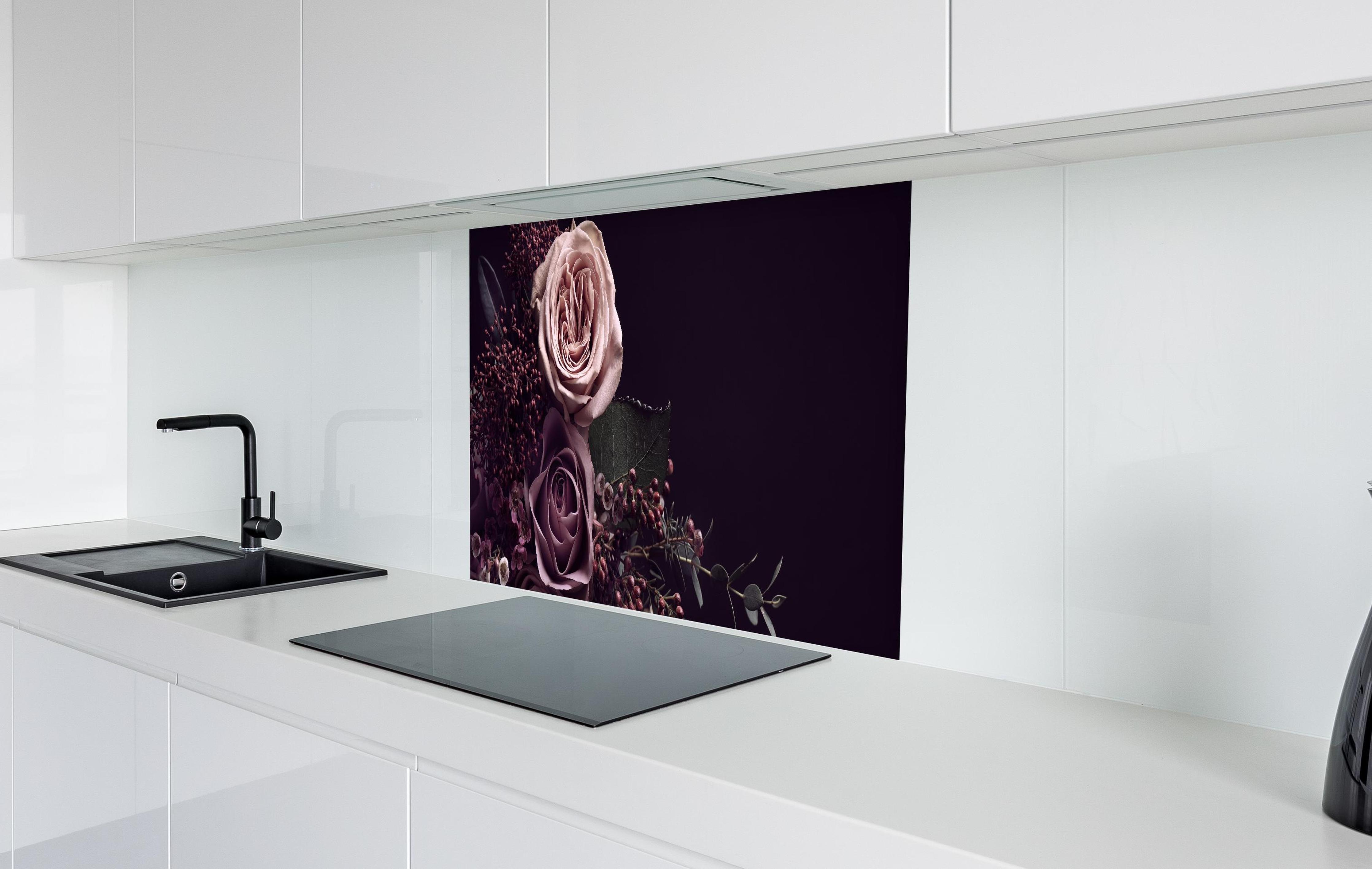 Spritzschutz - Vintage Blumenstrauß auf schwarzem Hintergrund in weißer Hochglanz-Küche hinter einem Cerankochfeld