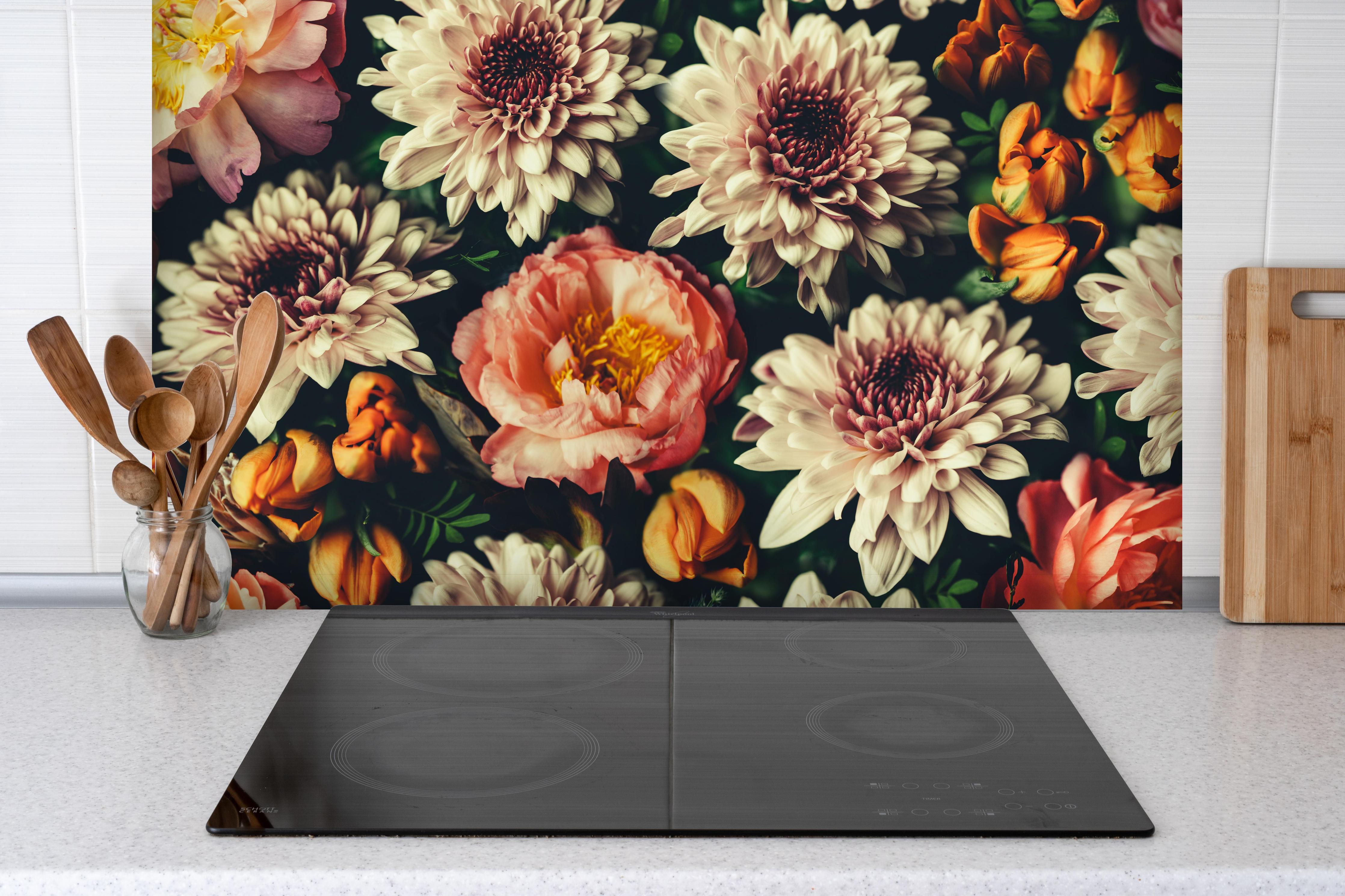 Spritzschutz - Vintage-Bouquet mit schönen Blumen hinter einem Cerankochfeld zwischen Holz-Kochutensilien