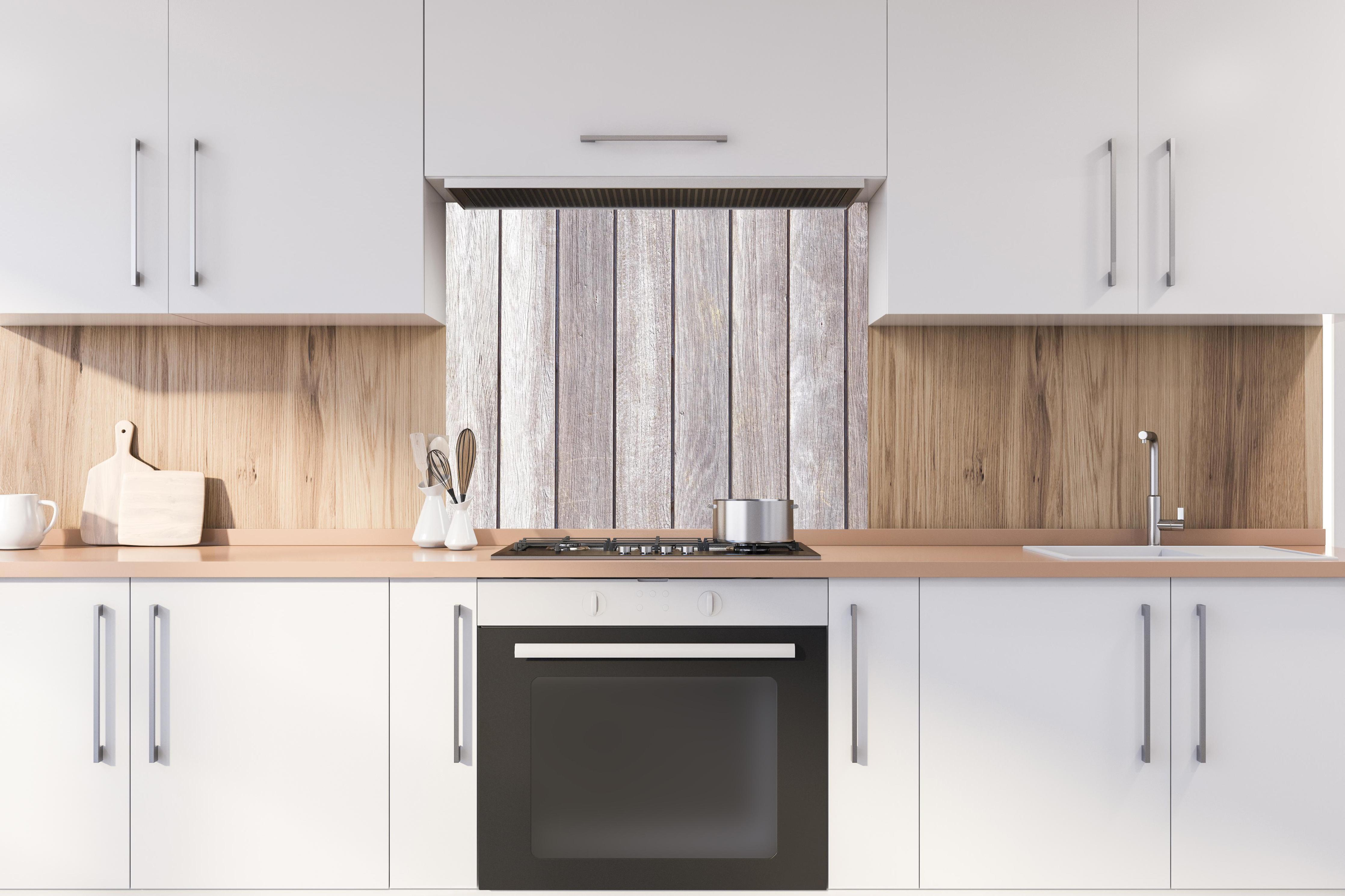 Spritzschutz - Vintage Holzdielenmuster hinter stilvollem Gasherd unter Dunstabzugshaube