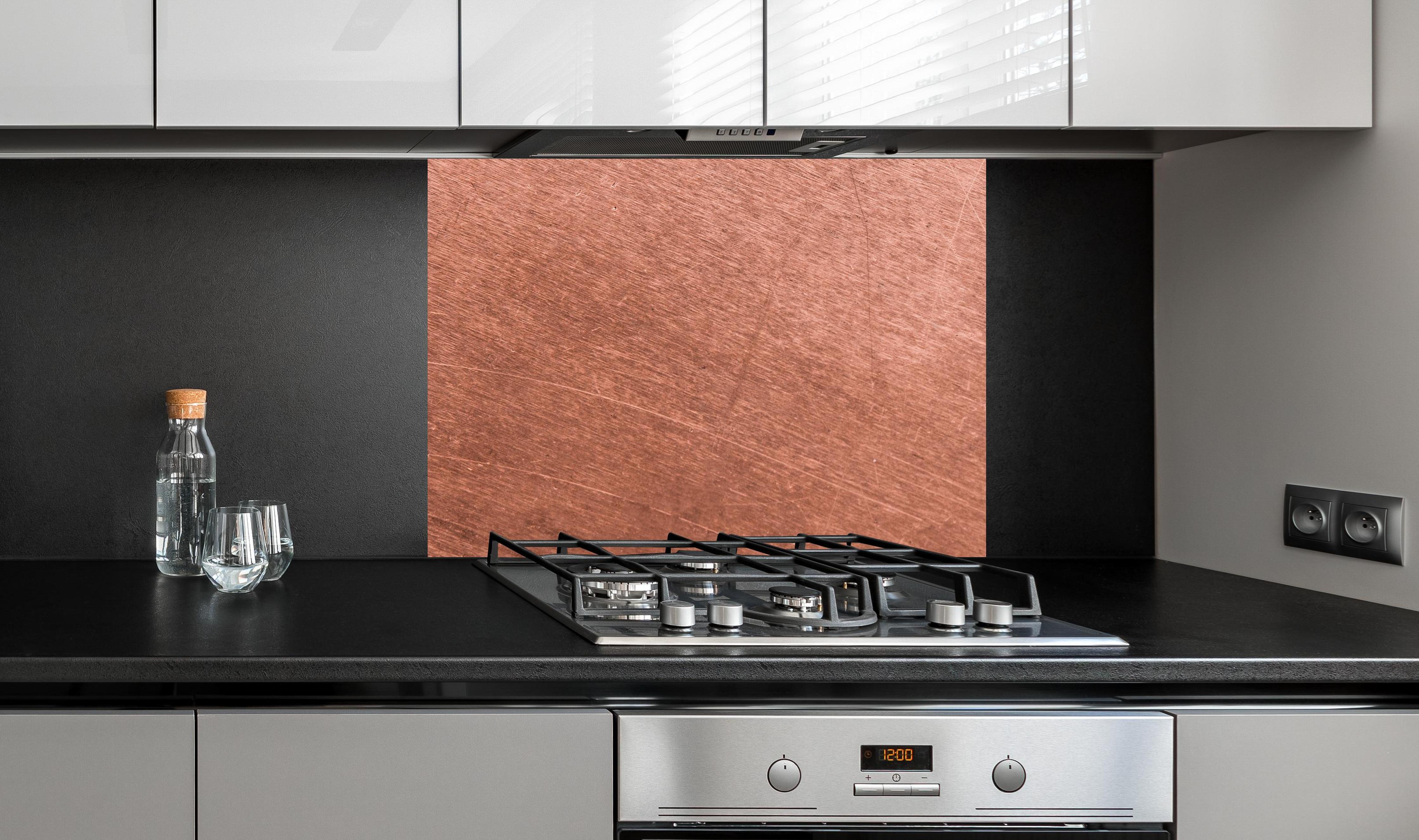 Spritzschutz - Vintage-Kupferblech an edler Anthrazit-Wand hinter silbernem Gasherd