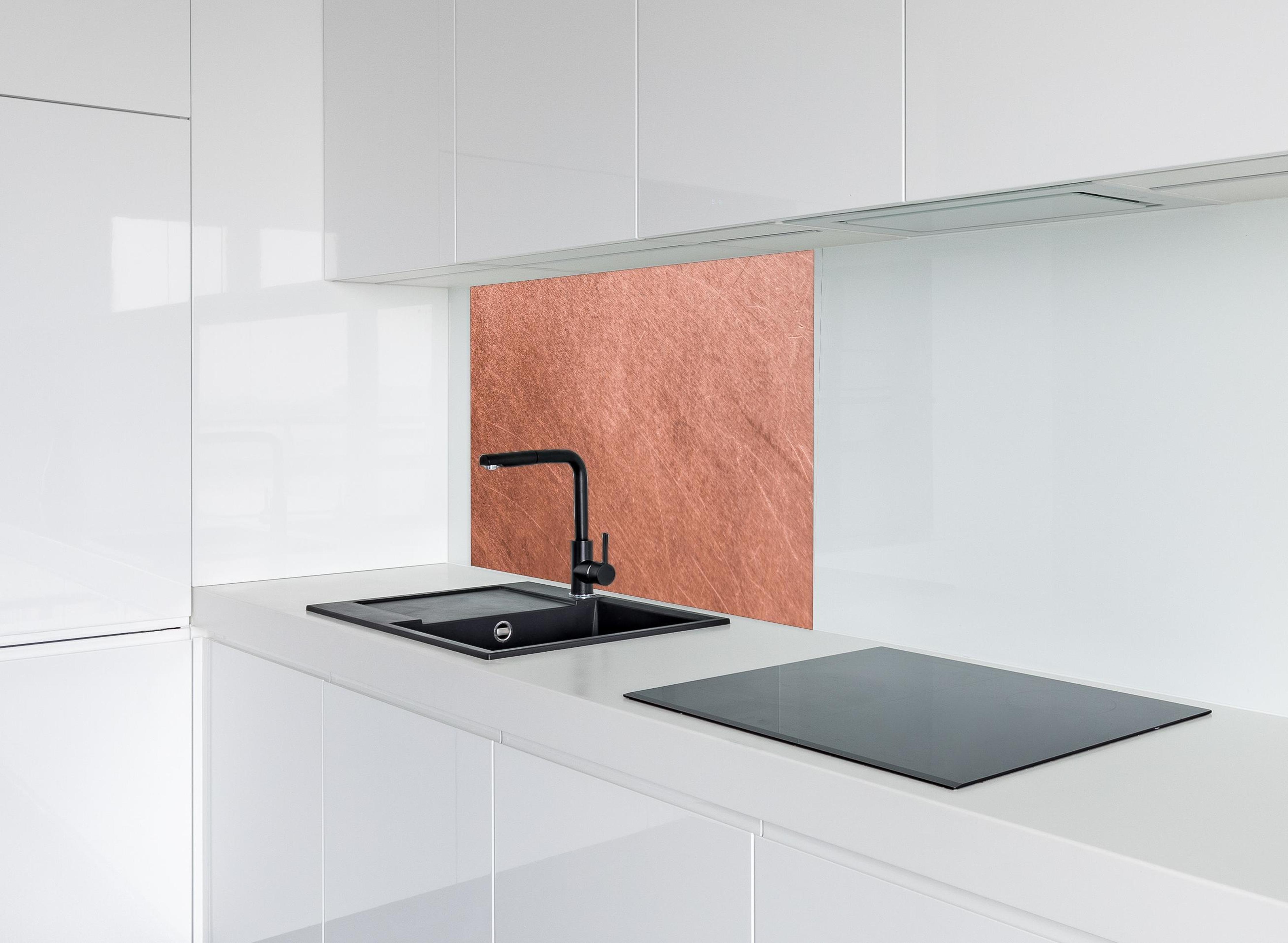 Spritzschutz - Vintage-Kupferblech hinter modernem schwarz-matten Spülbecken in weißer Hochglanz-Küche