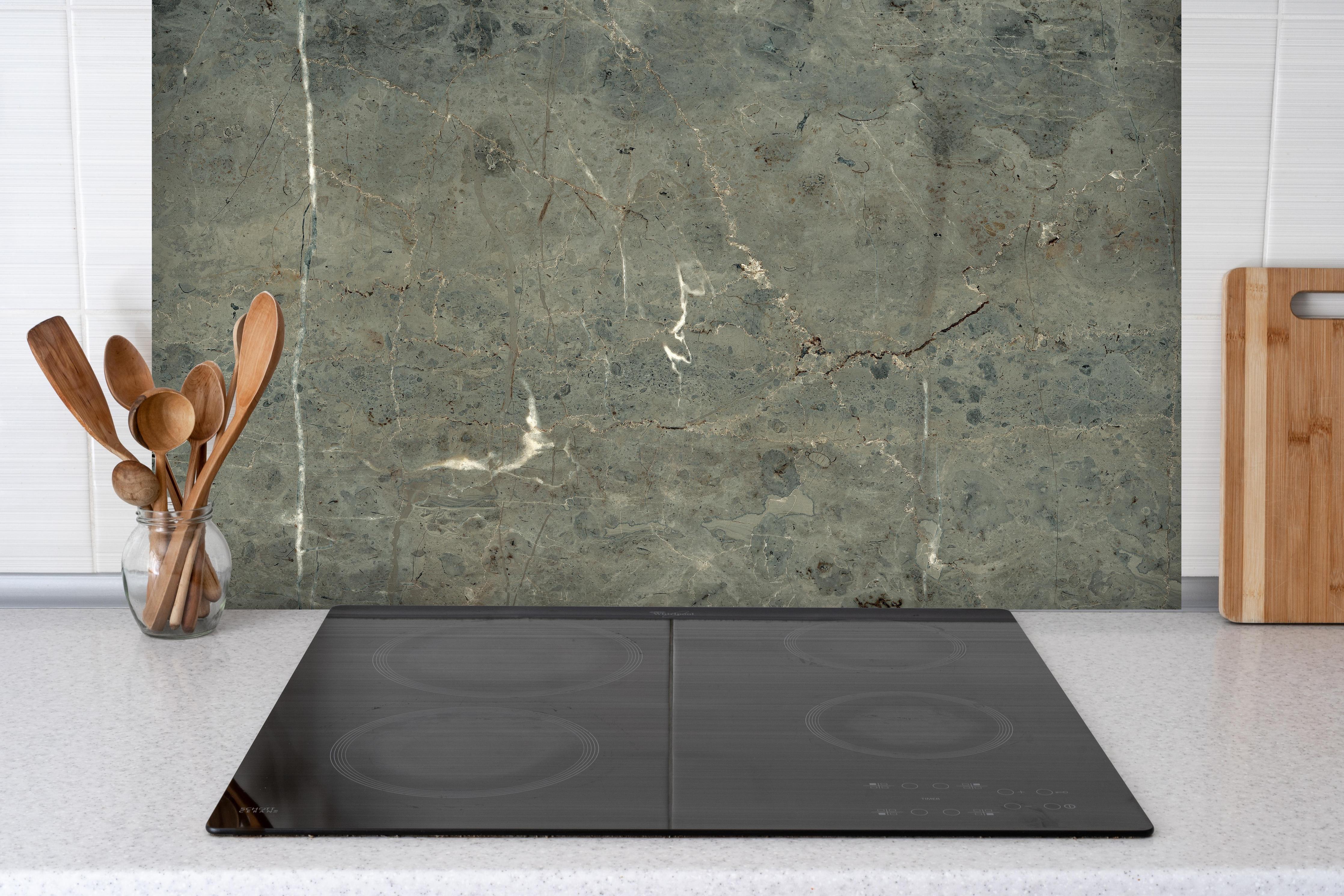 Spritzschutz - Vintage Marmortextur hinter einem Cerankochfeld zwischen Holz-Kochutensilien