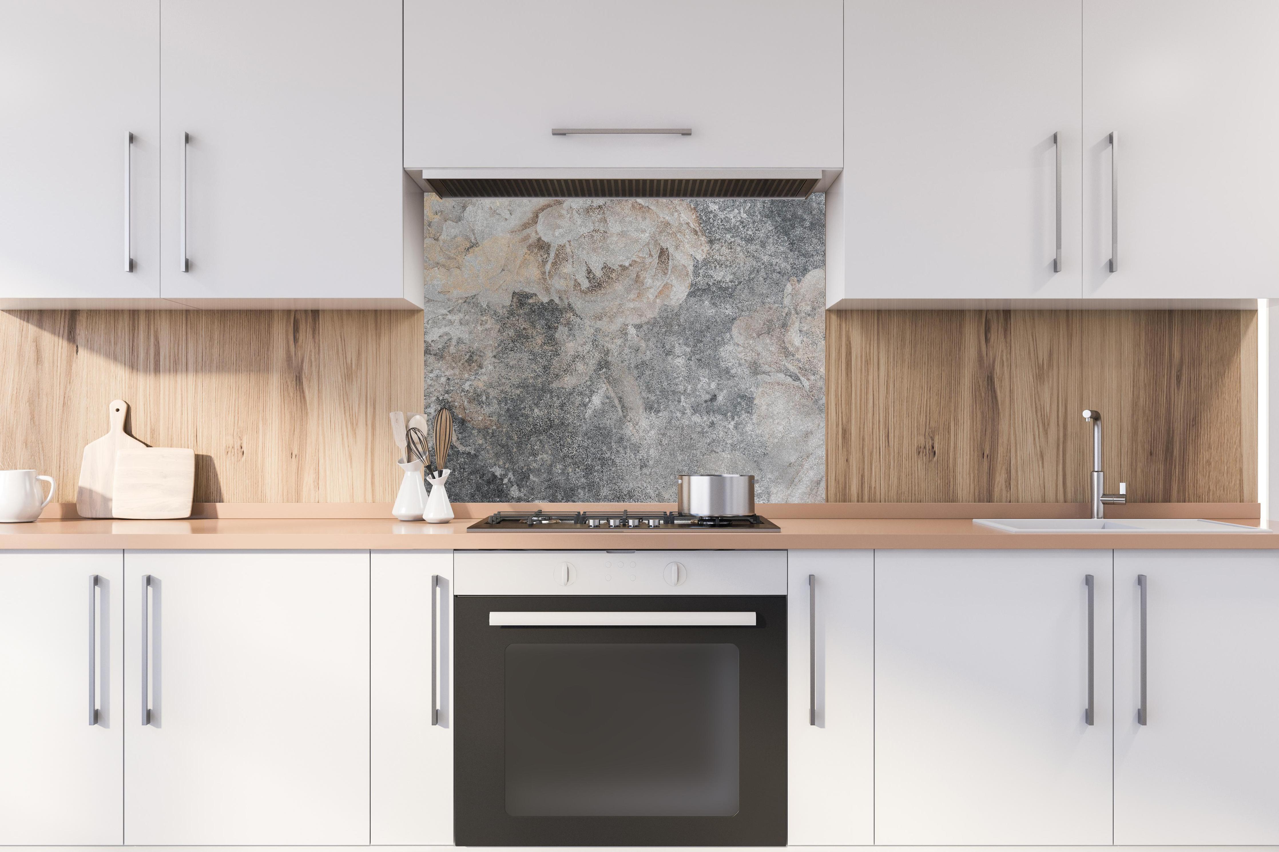 Spritzschutz - Vintage Rosenmuster hinter stilvollem Gasherd unter Dunstabzugshaube