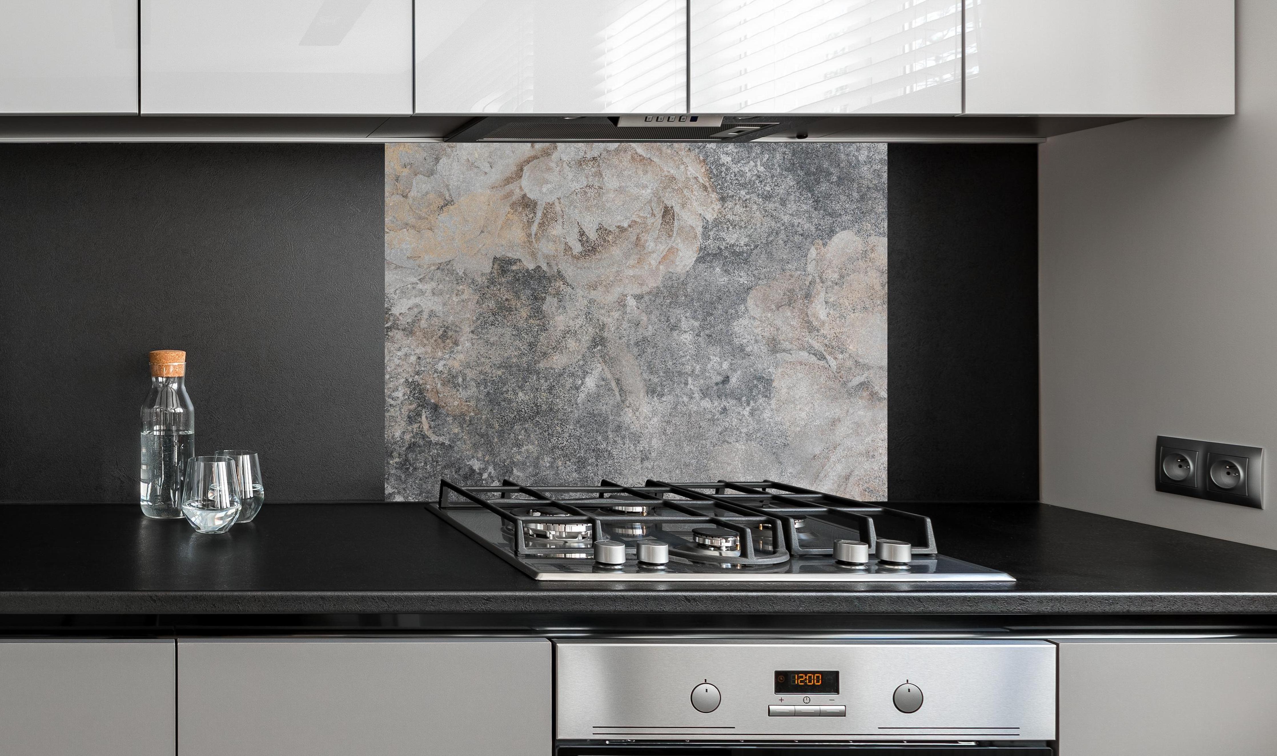 Spritzschutz - Vintage Rosenmuster an edler Anthrazit-Wand hinter silbernem Gasherd