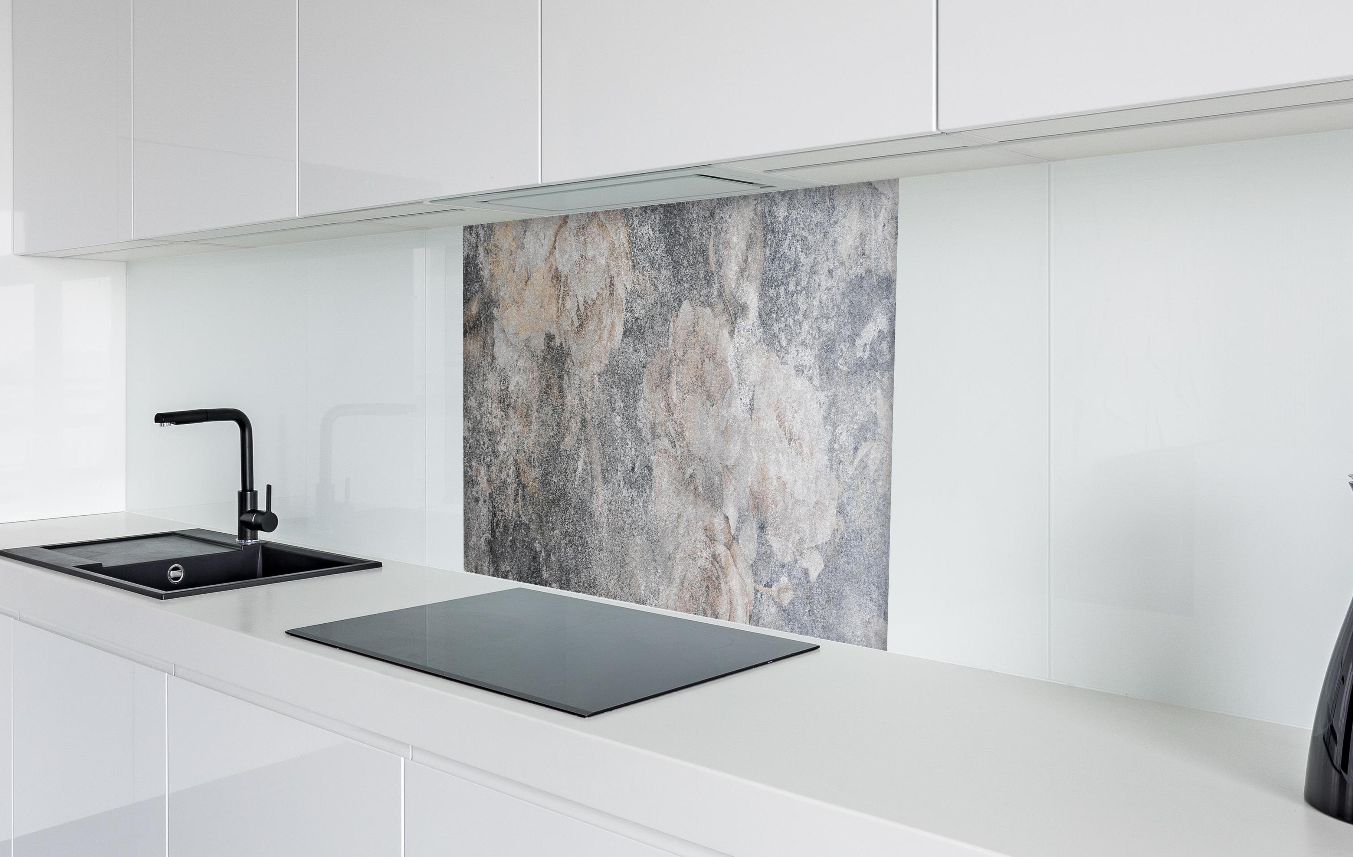 Spritzschutz - Vintage Rosenmuster in weißer Hochglanz-Küche hinter einem Cerankochfeld