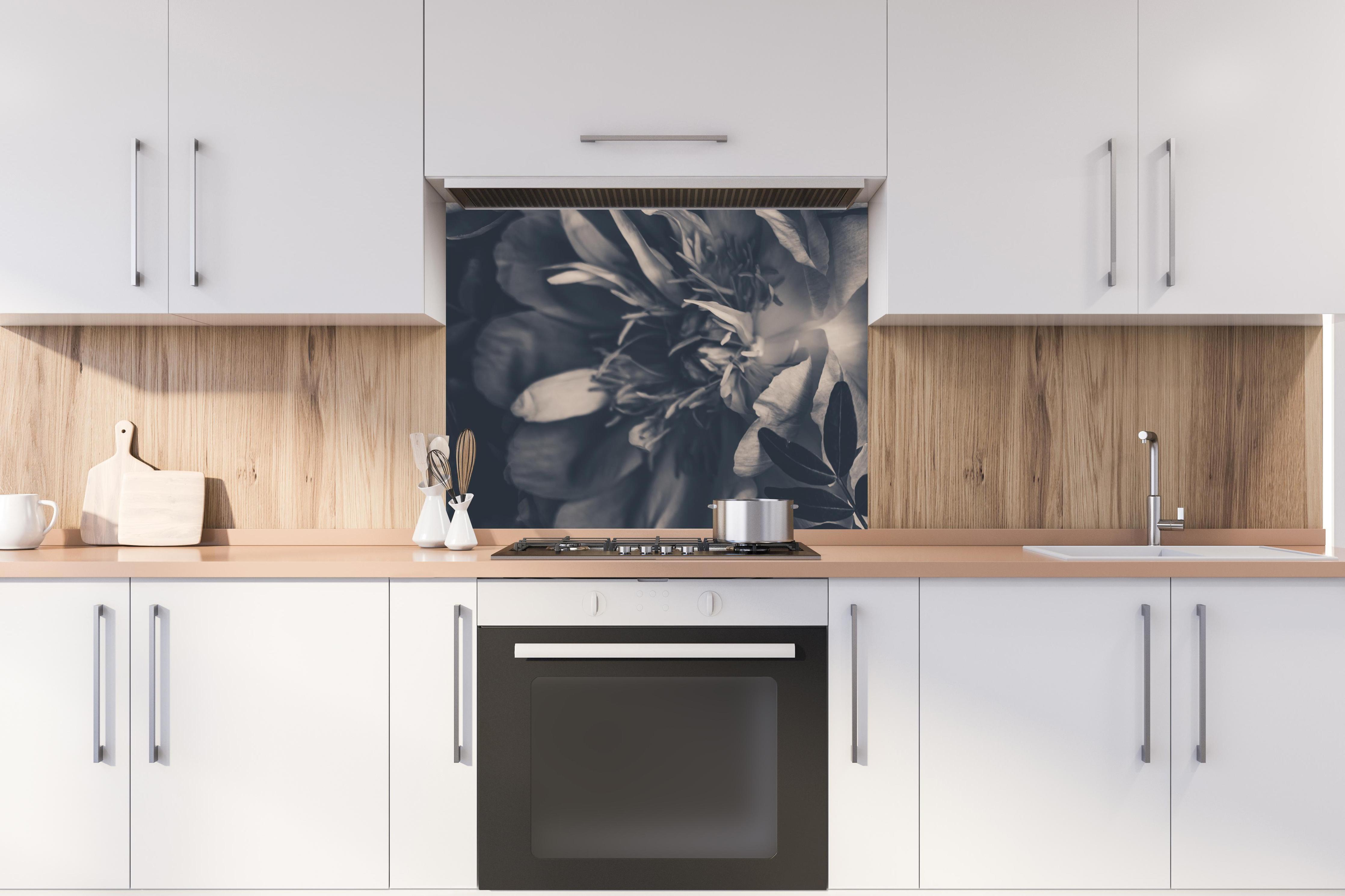 Spritzschutz - Vintage-Strauß aus Pfingstrosen hinter stilvollem Gasherd unter Dunstabzugshaube