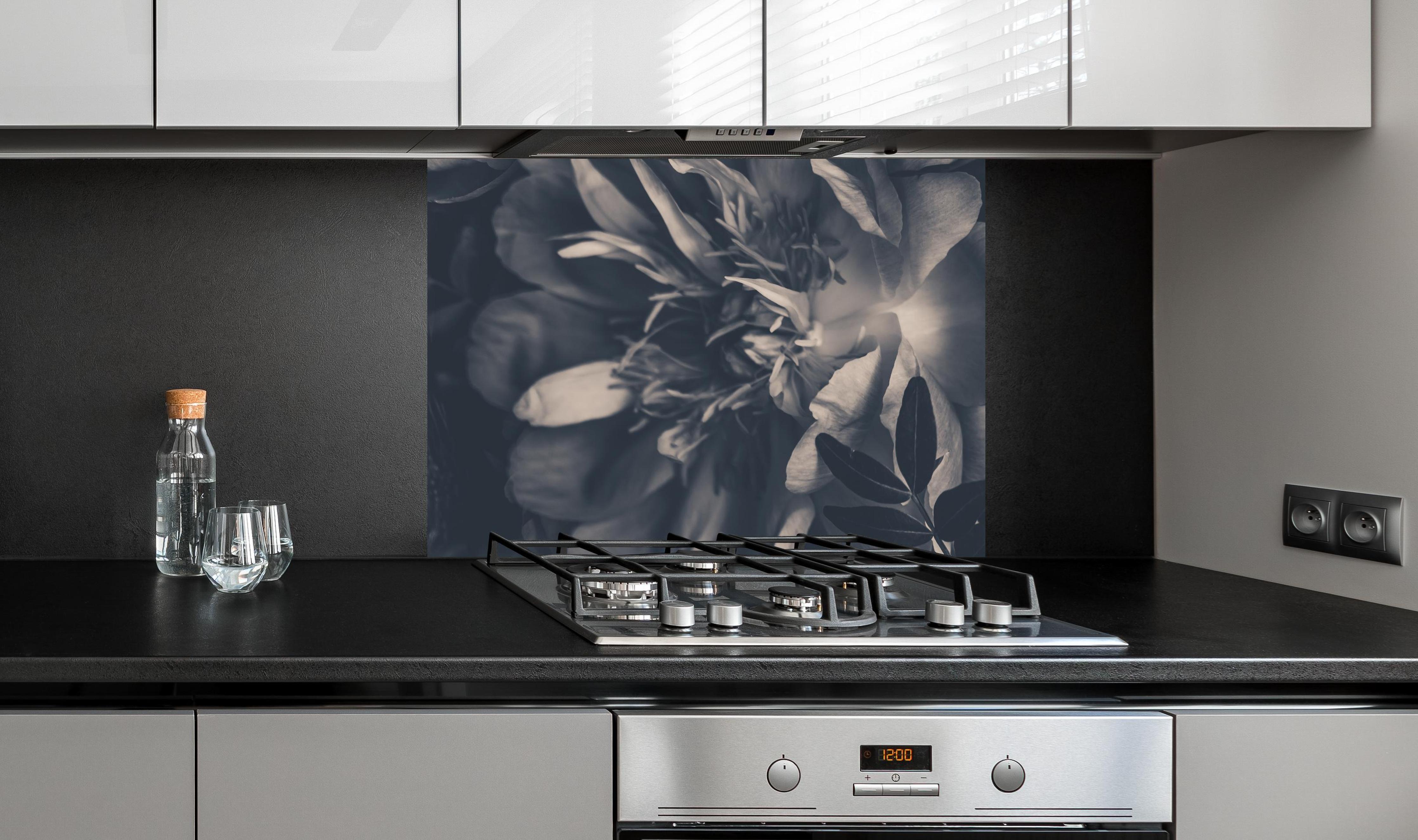 Spritzschutz - Vintage-Strauß aus Pfingstrosen an edler Anthrazit-Wand hinter silbernem Gasherd