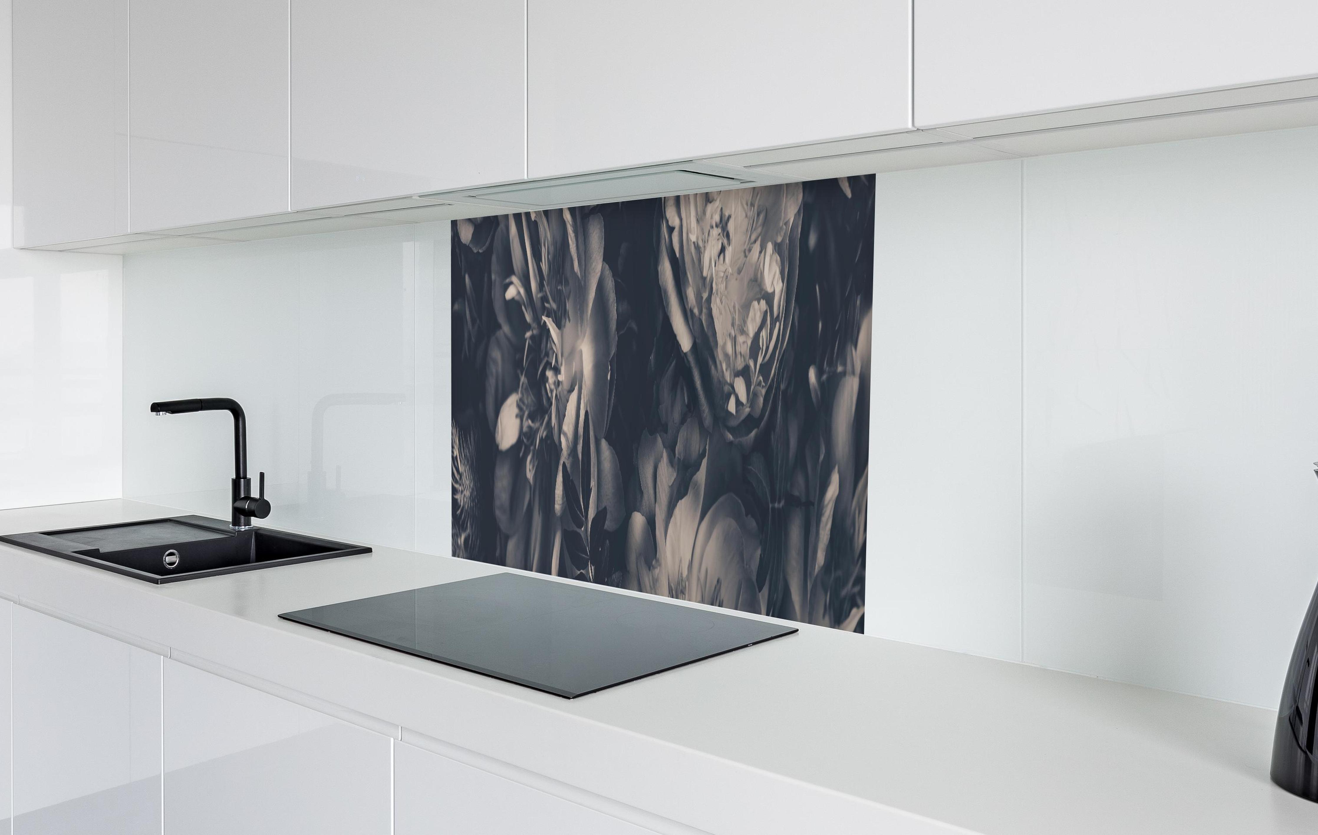 Spritzschutz - Vintage-Strauß aus Pfingstrosen in weißer Hochglanz-Küche hinter einem Cerankochfeld