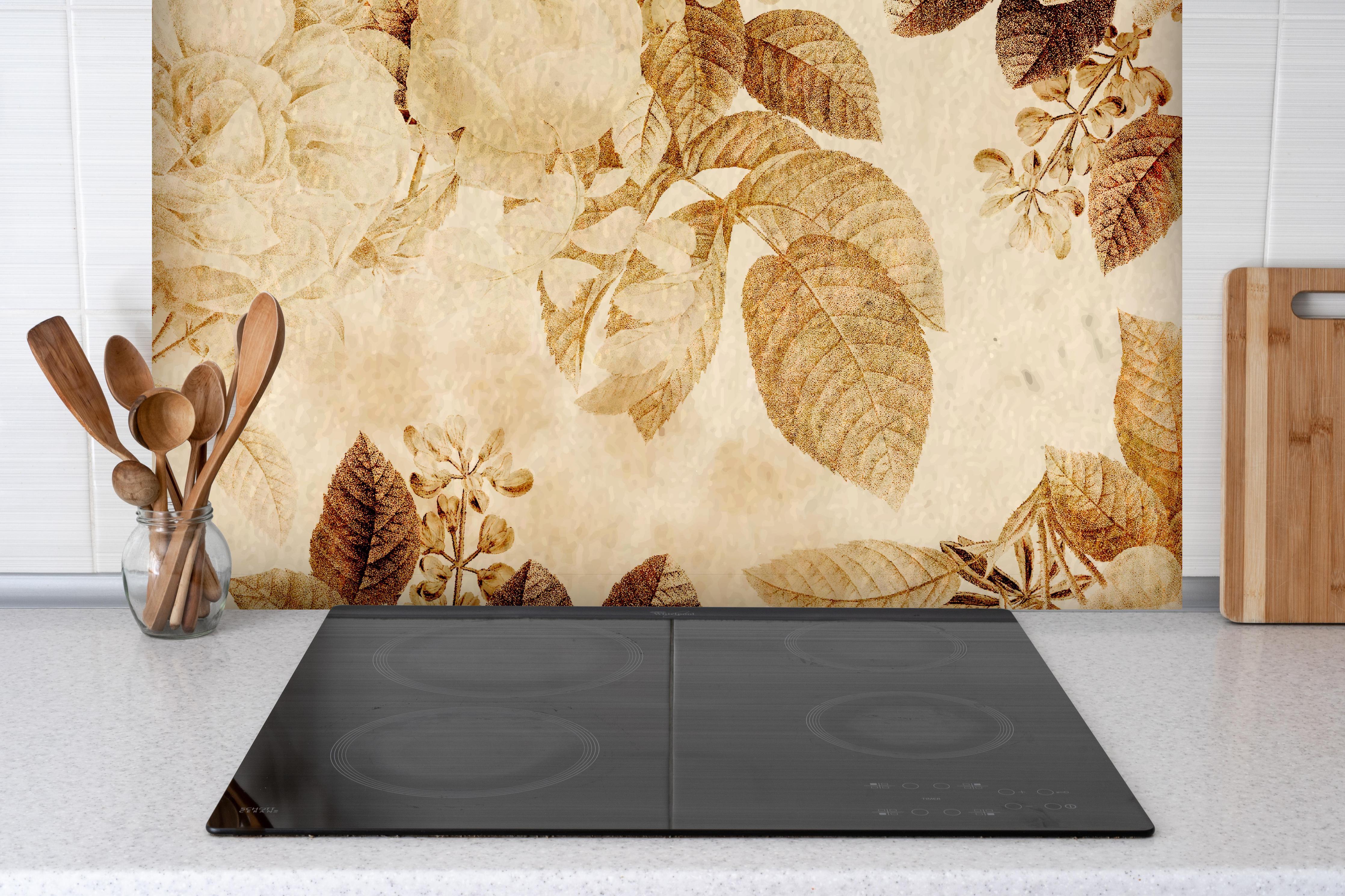 Spritzschutz - Vintage-Tapeten Blumen Muster hinter einem Cerankochfeld zwischen Holz-Kochutensilien
