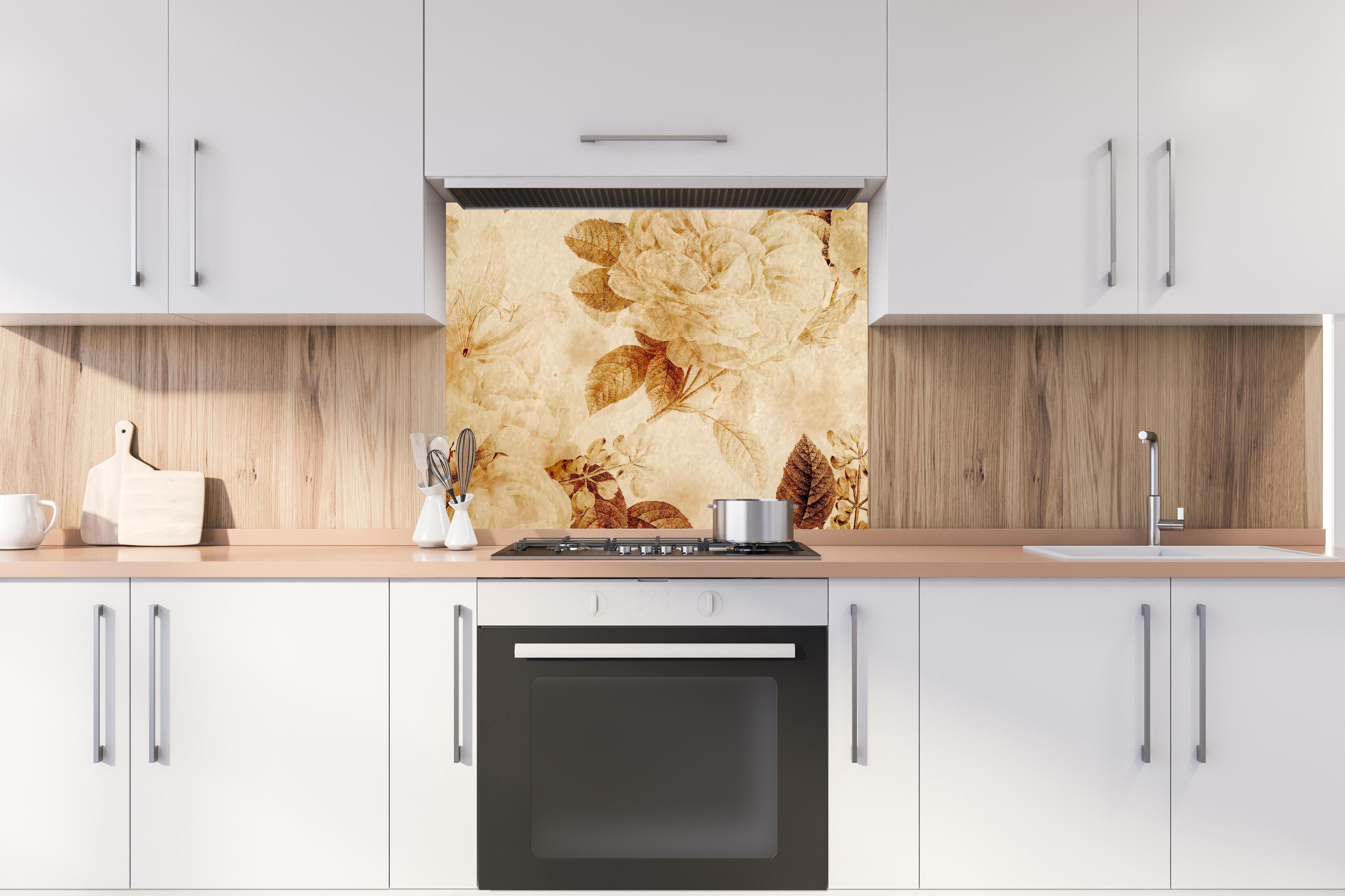 Spritzschutz - Vintage-Tapeten Blumen Muster hinter stilvollem Gasherd unter Dunstabzugshaube