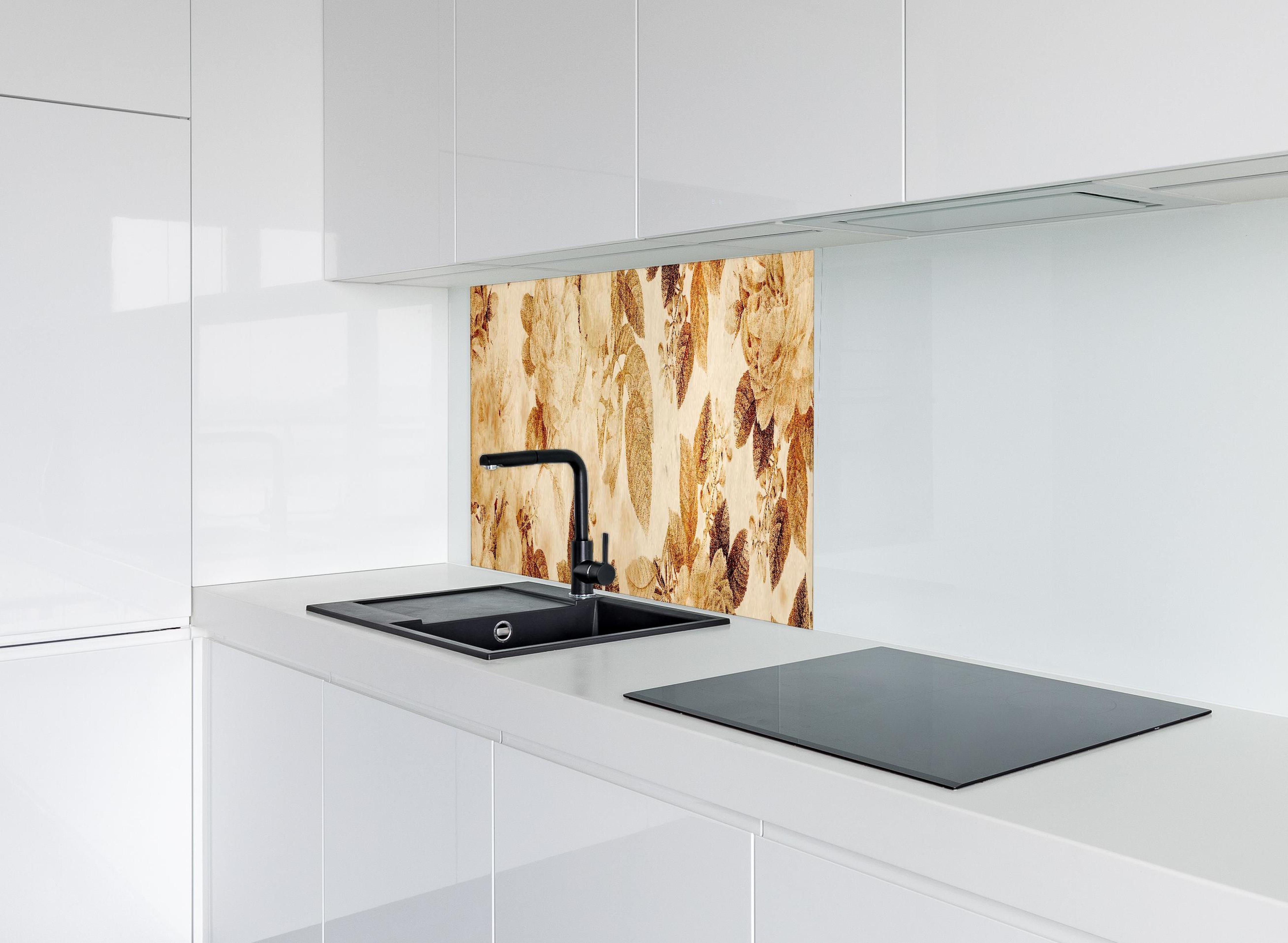 Spritzschutz - Vintage-Tapeten Blumen Muster hinter modernem schwarz-matten Spülbecken in weißer Hochglanz-Küche