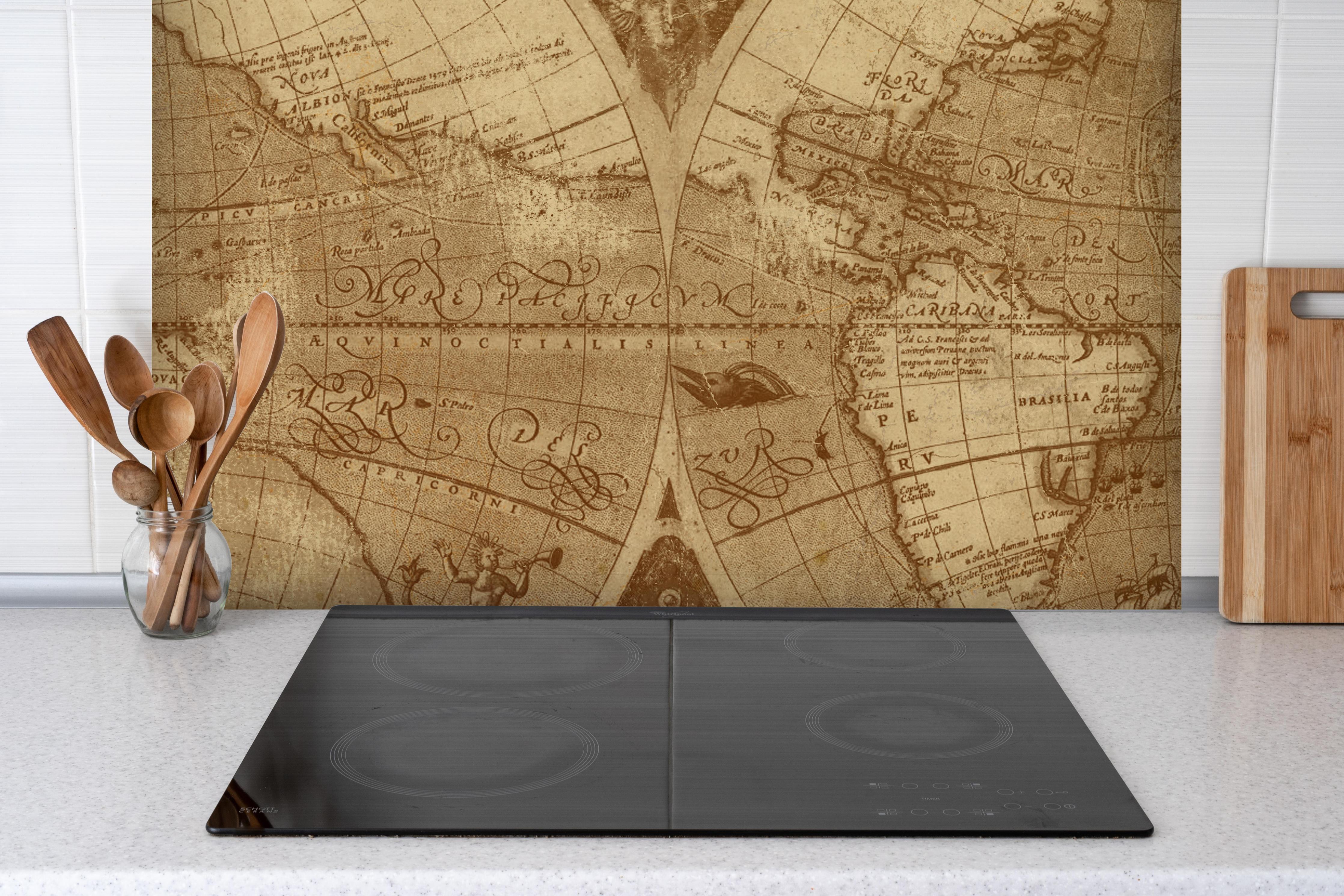 Spritzschutz - Vintage Weltkarte - abstrakt hinter einem Cerankochfeld zwischen Holz-Kochutensilien