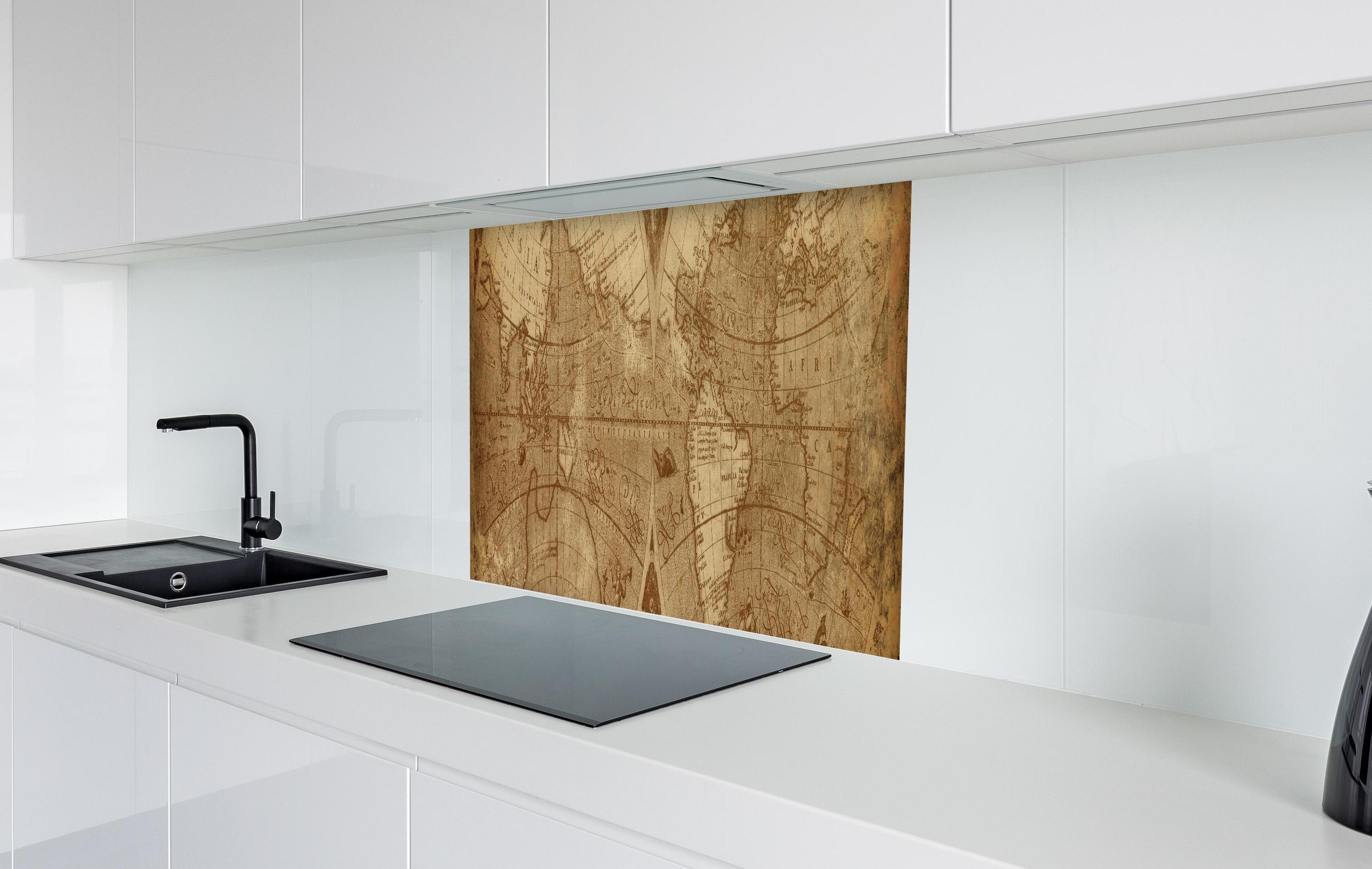 Spritzschutz - Vintage Weltkarte - abstrakt in weißer Hochglanz-Küche hinter einem Cerankochfeld